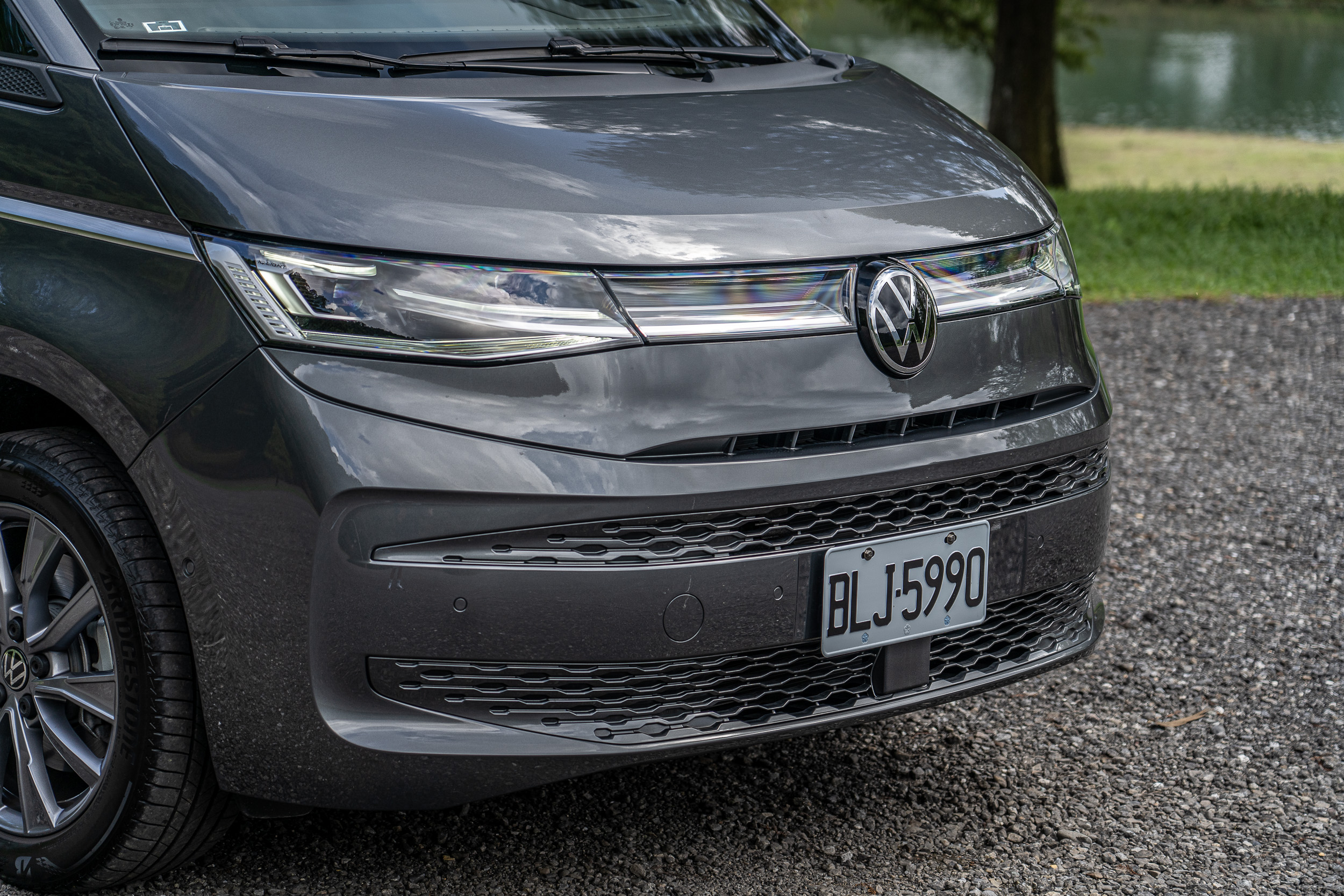 Multivan T7 在設計上大量參考的 Volkswagen ID. 純電子品牌陣列的手法，尤以車頭最為明顯。