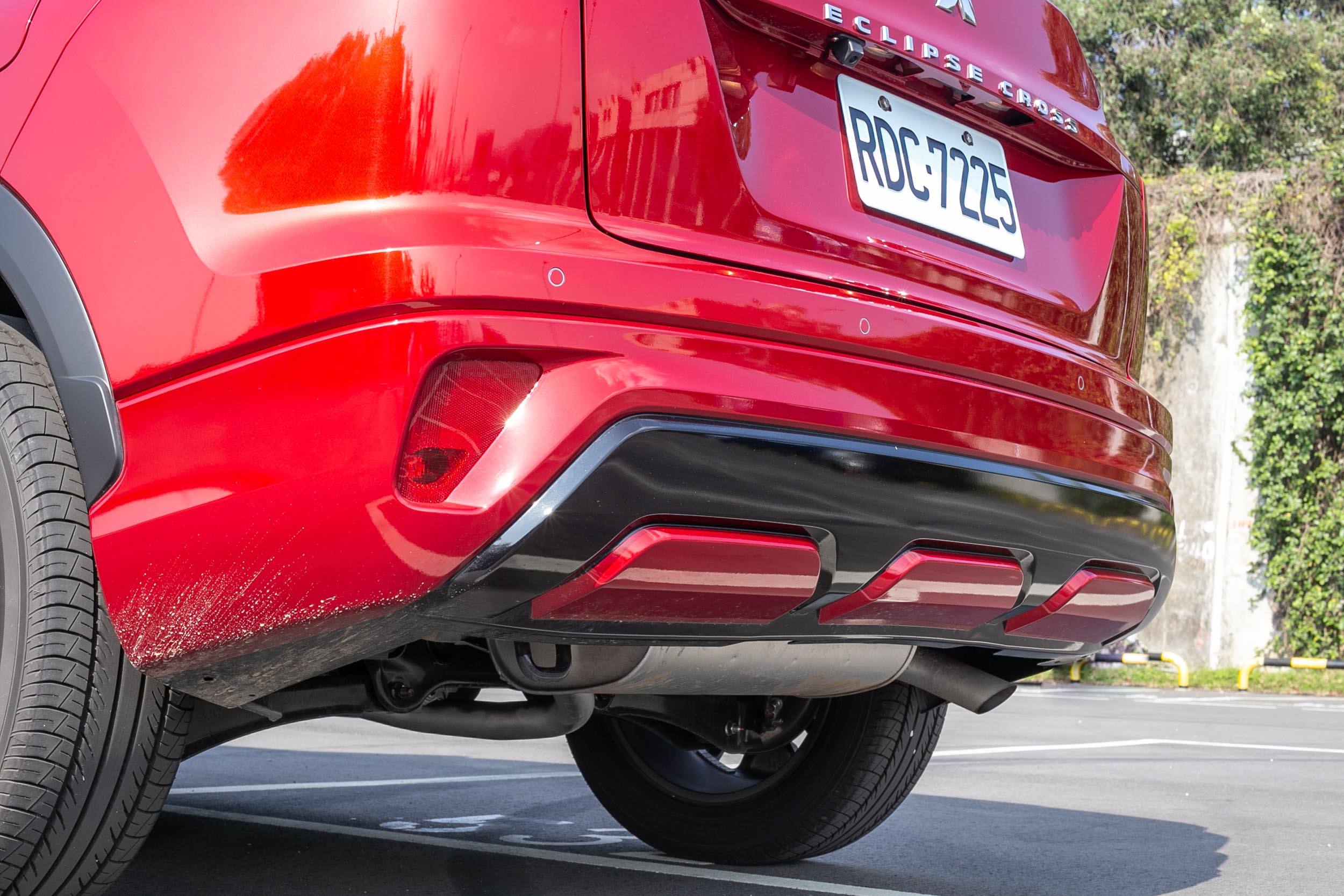 後保桿下方烤漆處理的下擾流,更添運動感與質感。