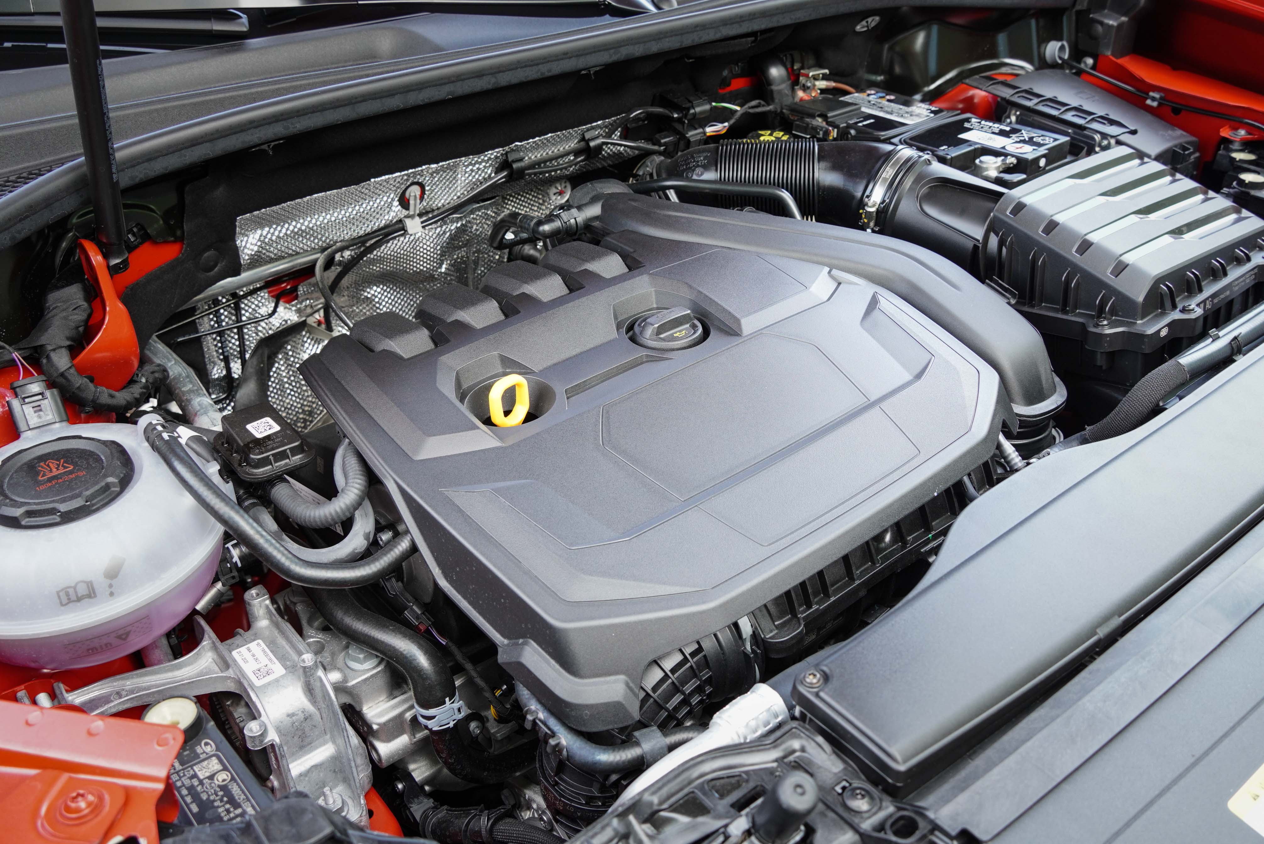 35 TFSI 採用 L4 汽油渦輪增壓引擎搭配 48V 輕型複合動力系統。