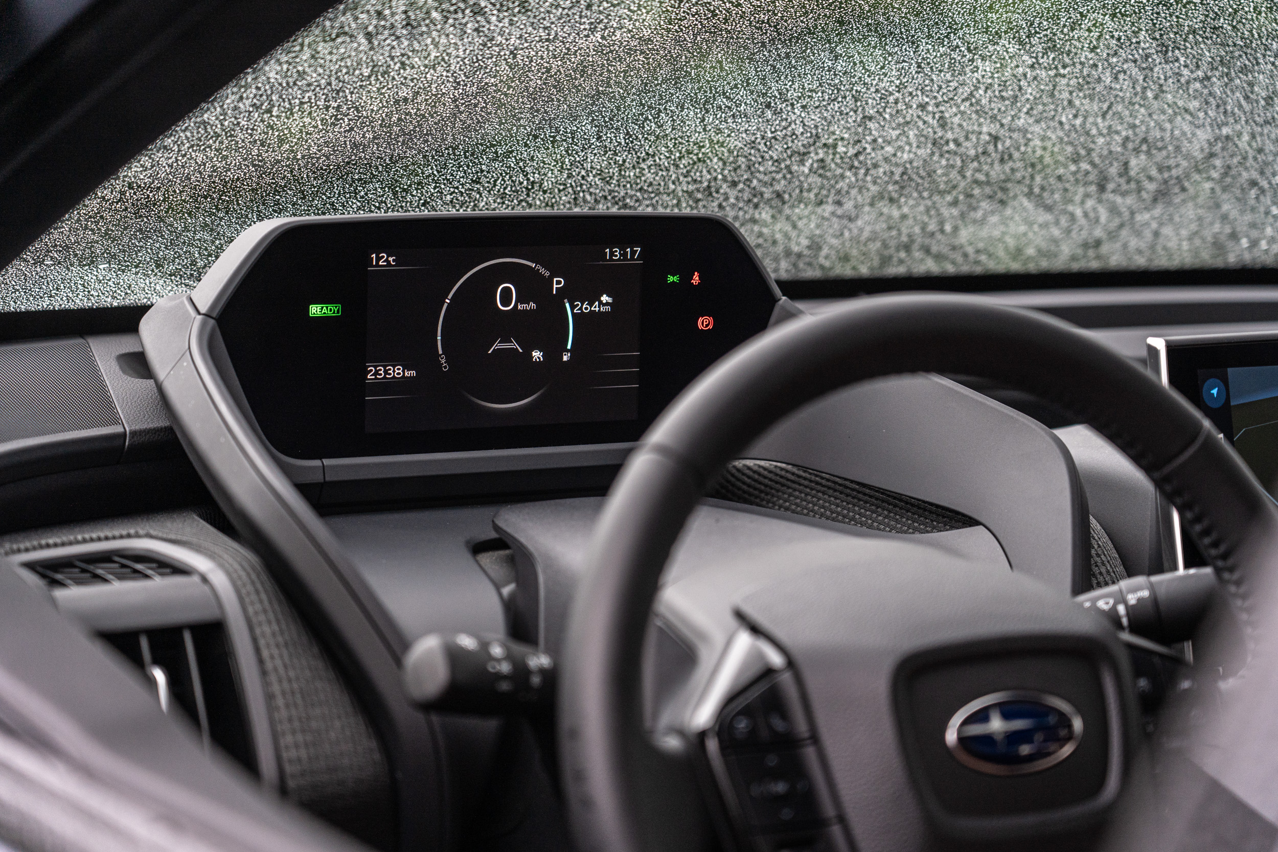 儀錶與方向盤的相對位置與一般所認知的不同,與 Peugeot 的設計手法相仿。