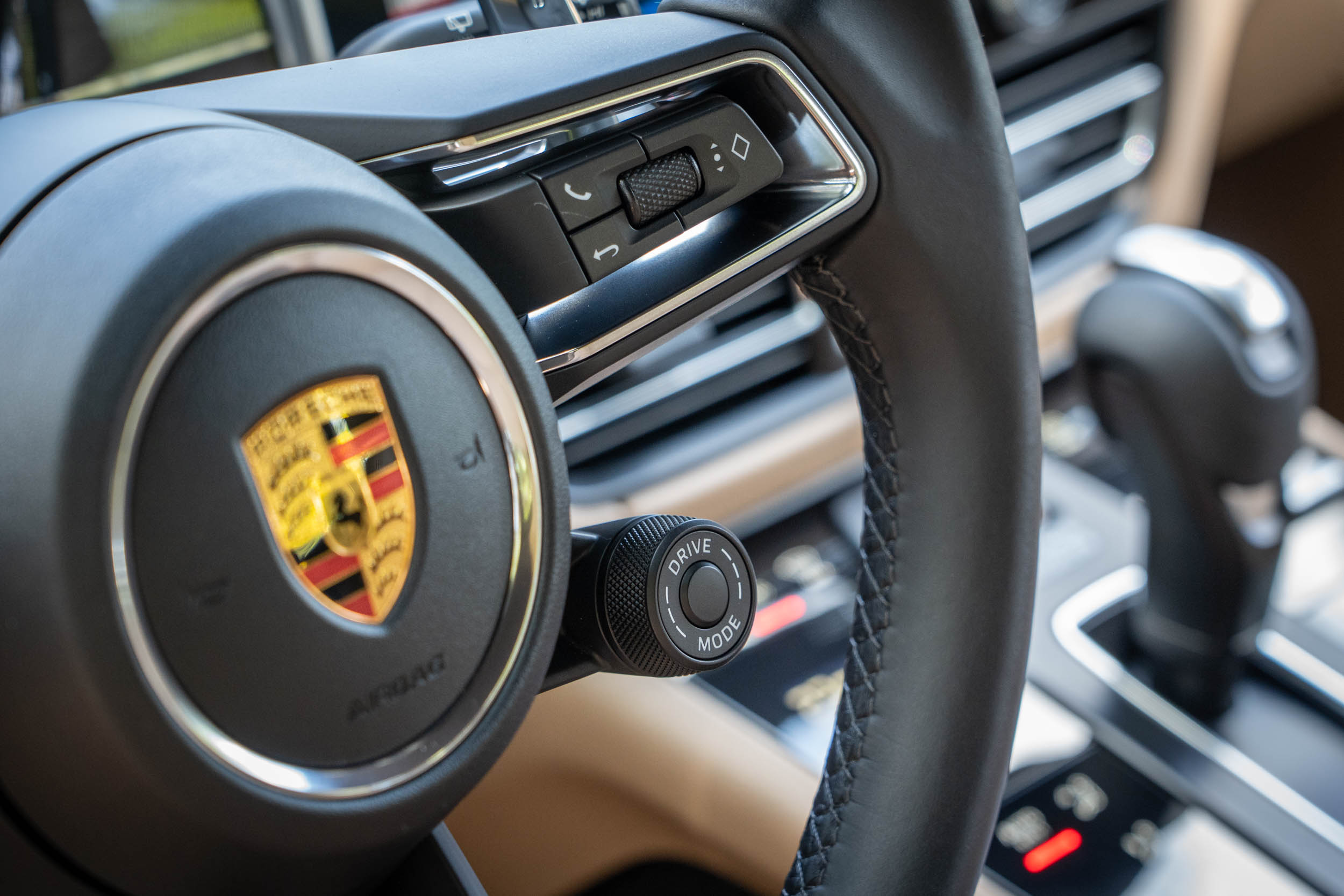 選配跑車計時套件,因此方向盤右下處配備有駕駛模式切換器。
