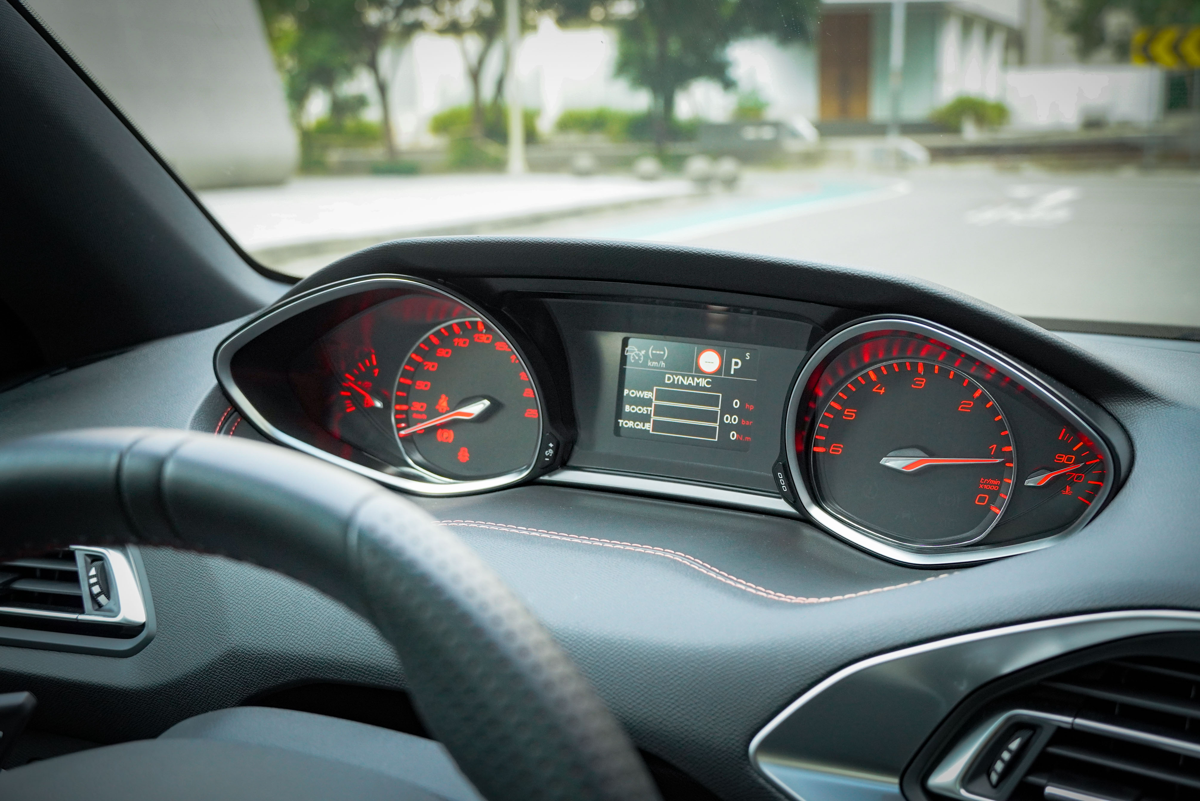 運動模式的儀表板會以紅色顯示,中央同時顯示即時即時動力輸出與增壓值。