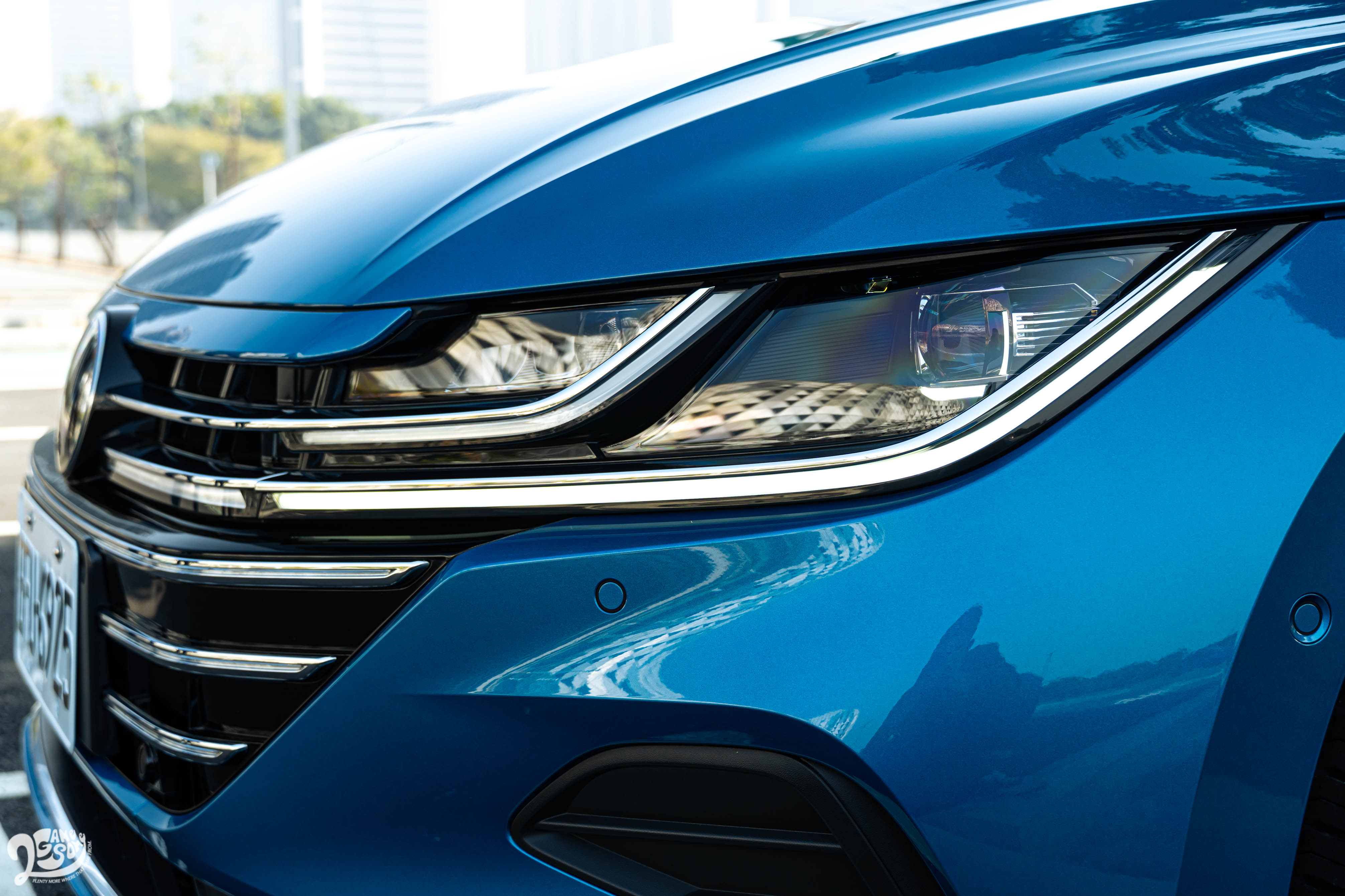 立體 3D 橫柵式水箱護罩搭配 IQ.LIGHT 智慧燈組,將先進科技融於設計美型之中。