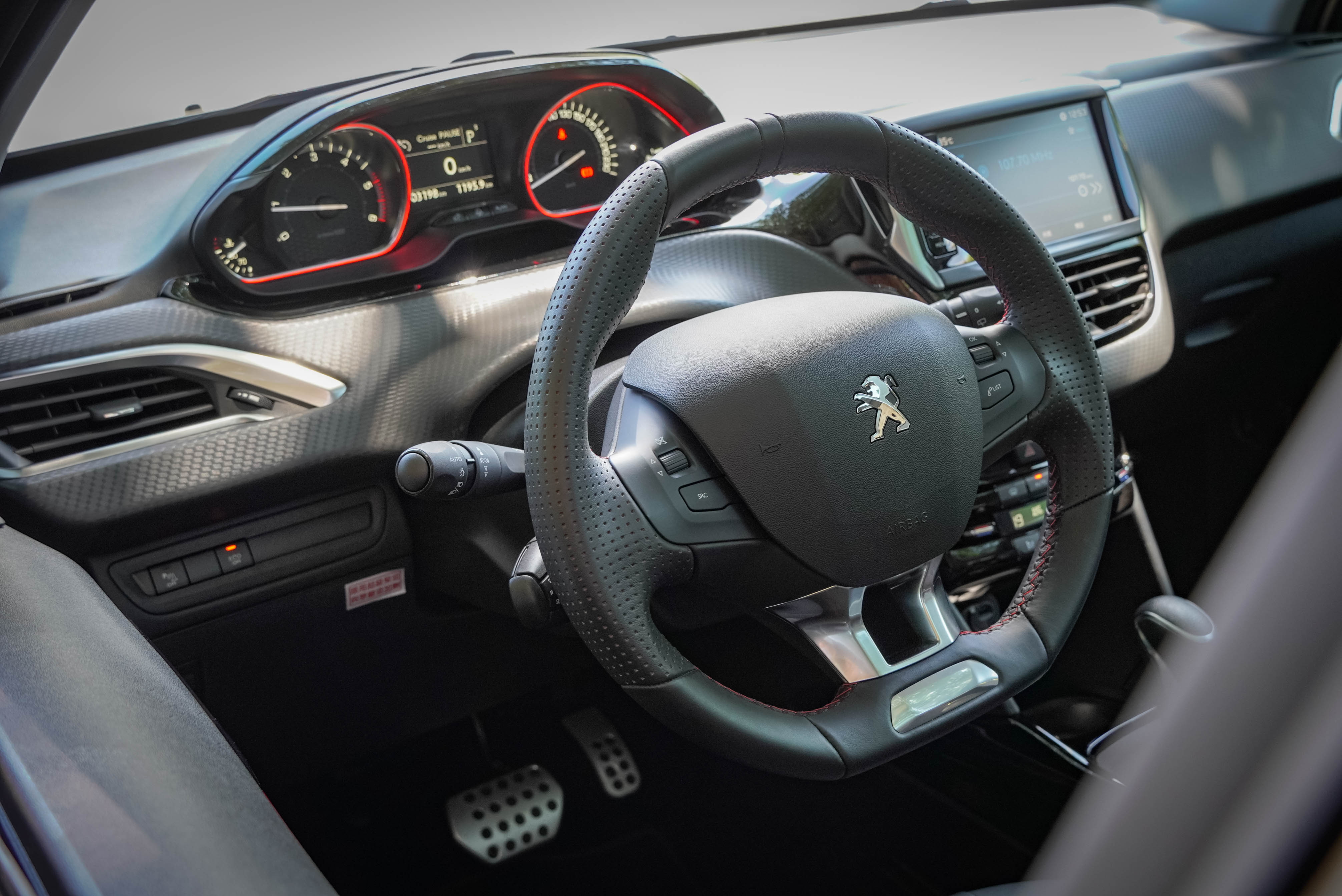 懸浮式抬頭顯示儀錶板與小盤徑方向盤是 Peugeot 識別度極高的設計。