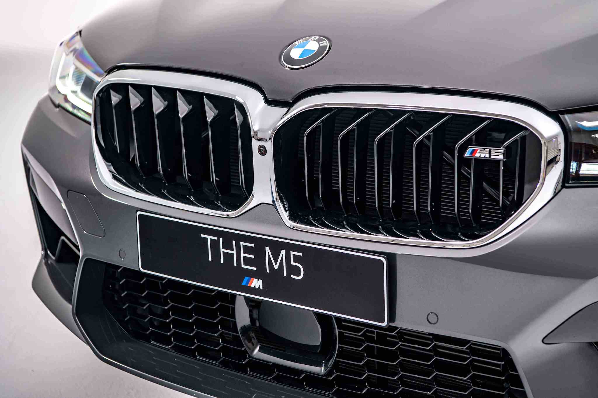 鑲有 M5 銘牌的全新設計 M 專屬雙柵腎形水箱護罩。