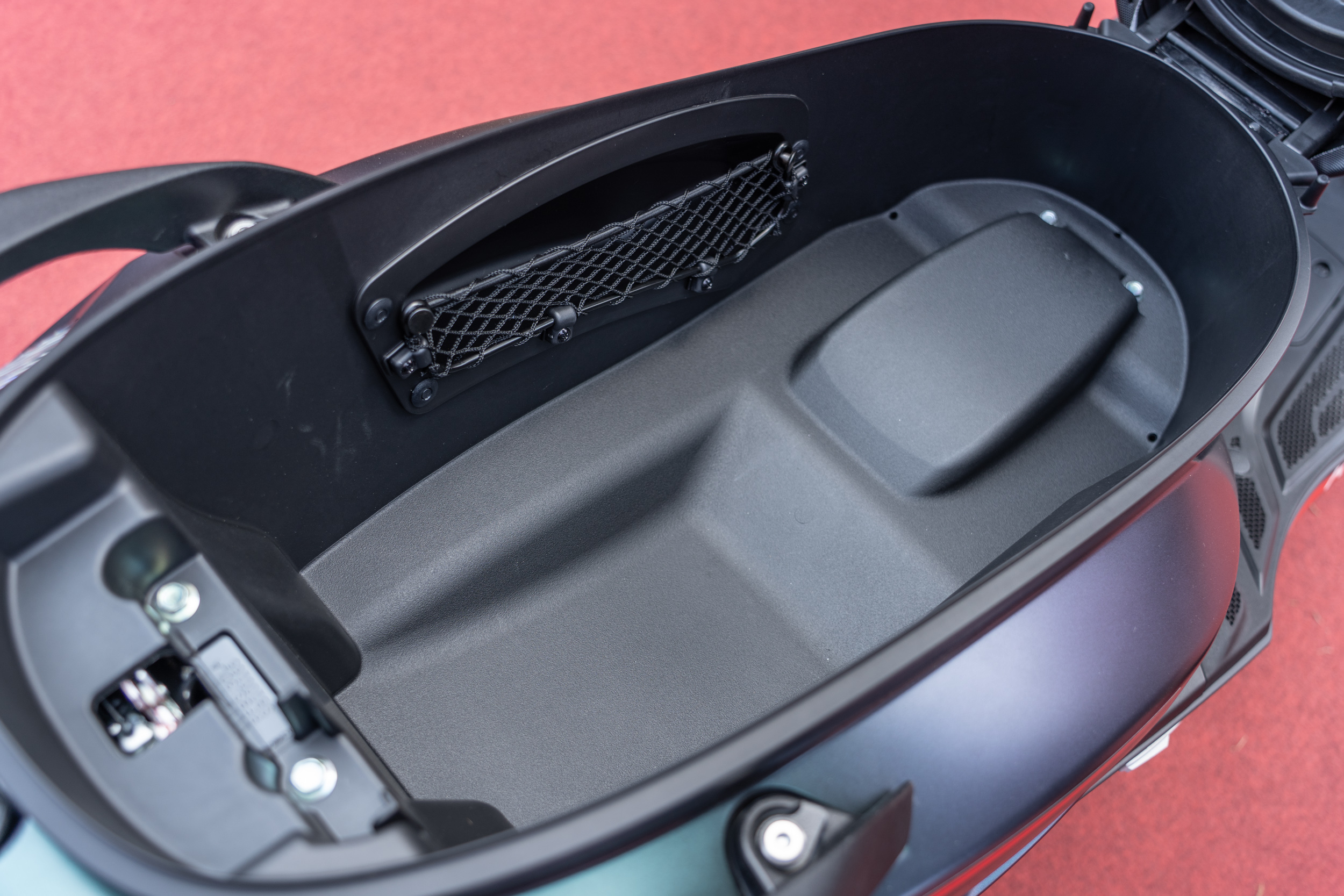 座墊下車箱容量達38.6 L，可放置兩頂3/4安全帽。