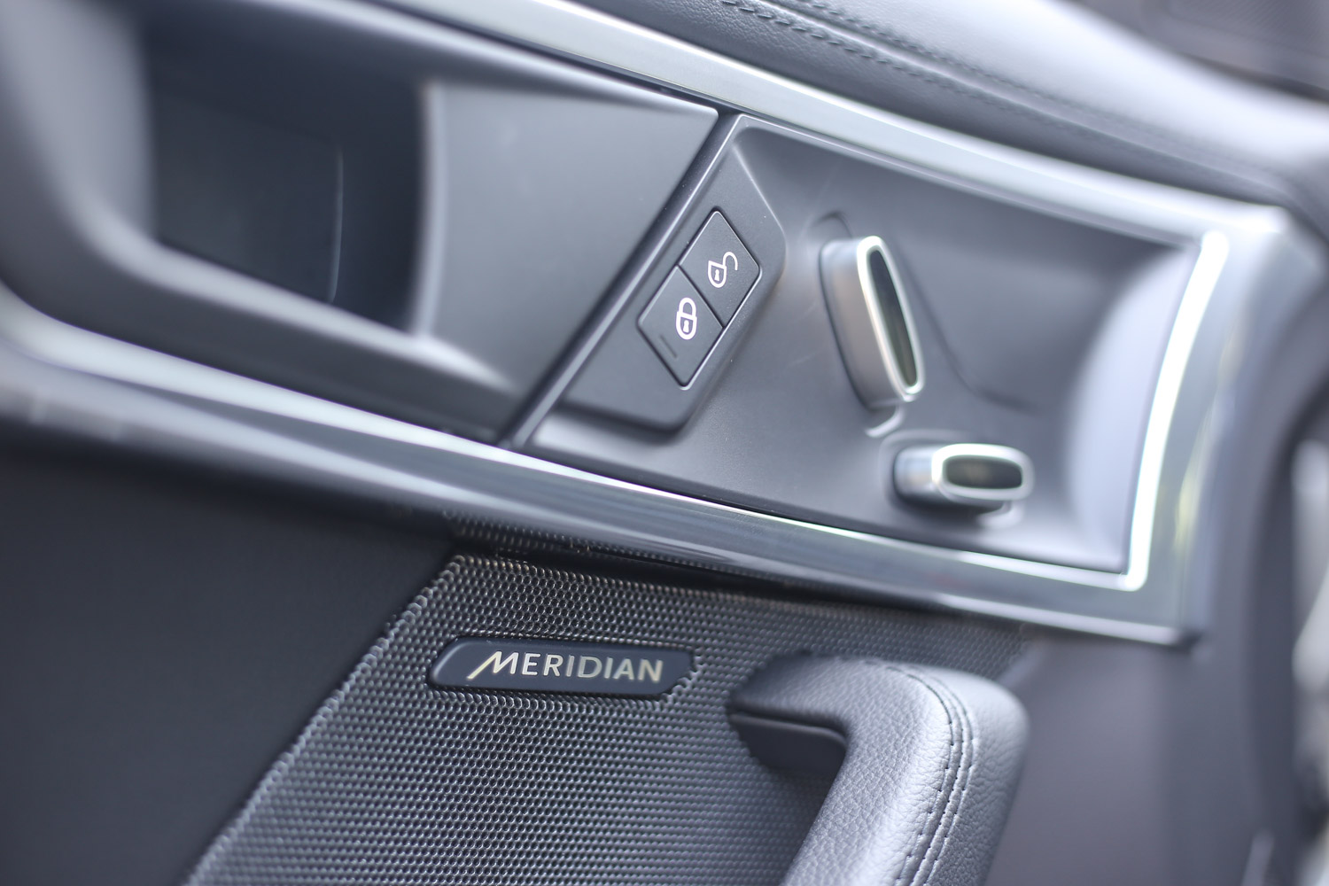 包含試駕車型與以下等級車款，皆配備英國 Meridian 380W 頂級音響系統。