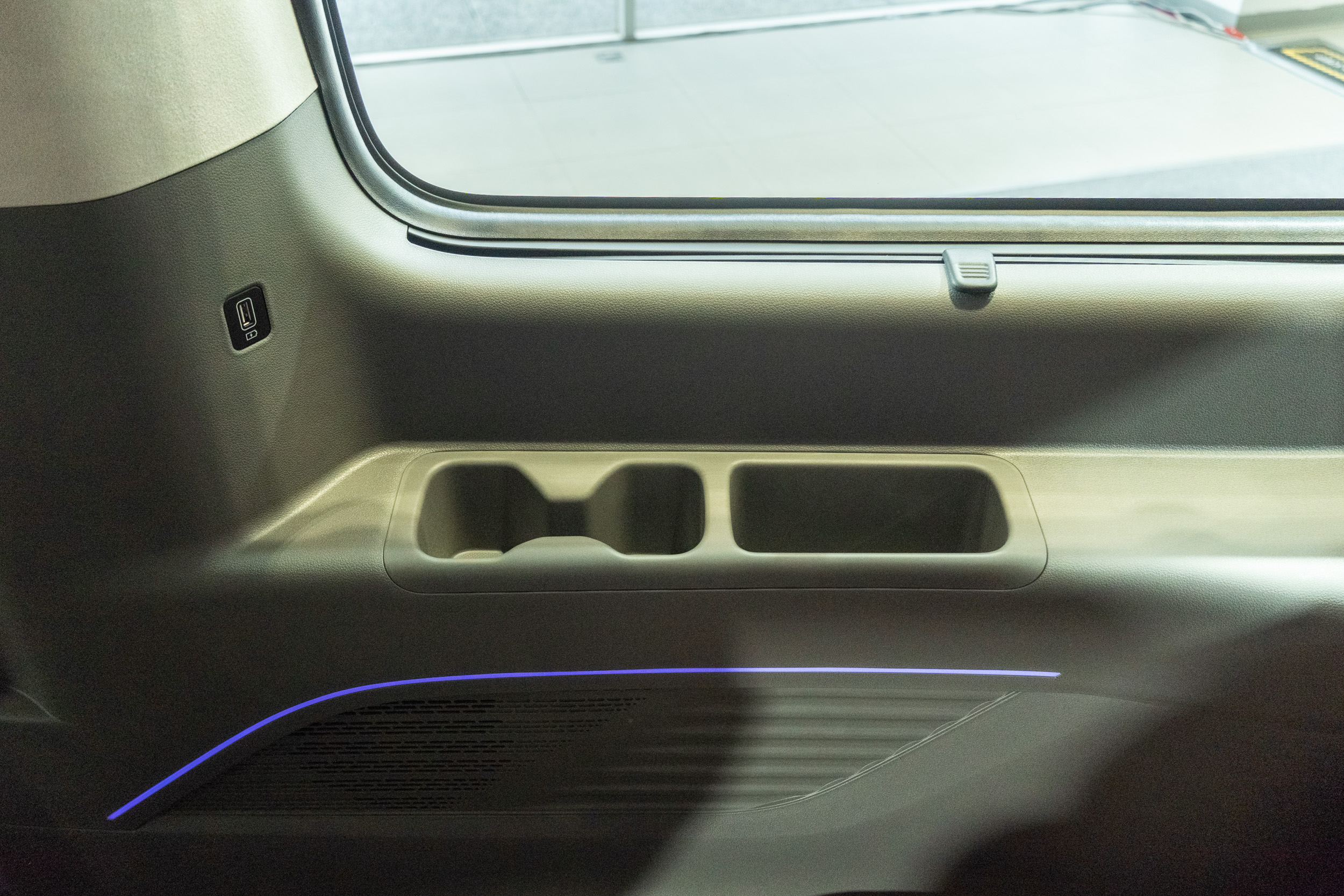 第三排具有專屬的充電座與置杯架。