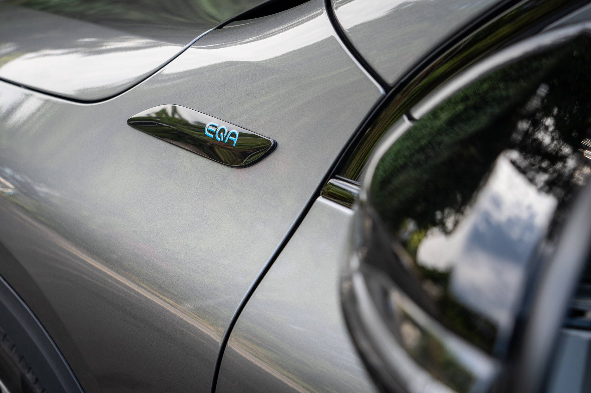 前葉子板上端有著車身銘牌點綴。