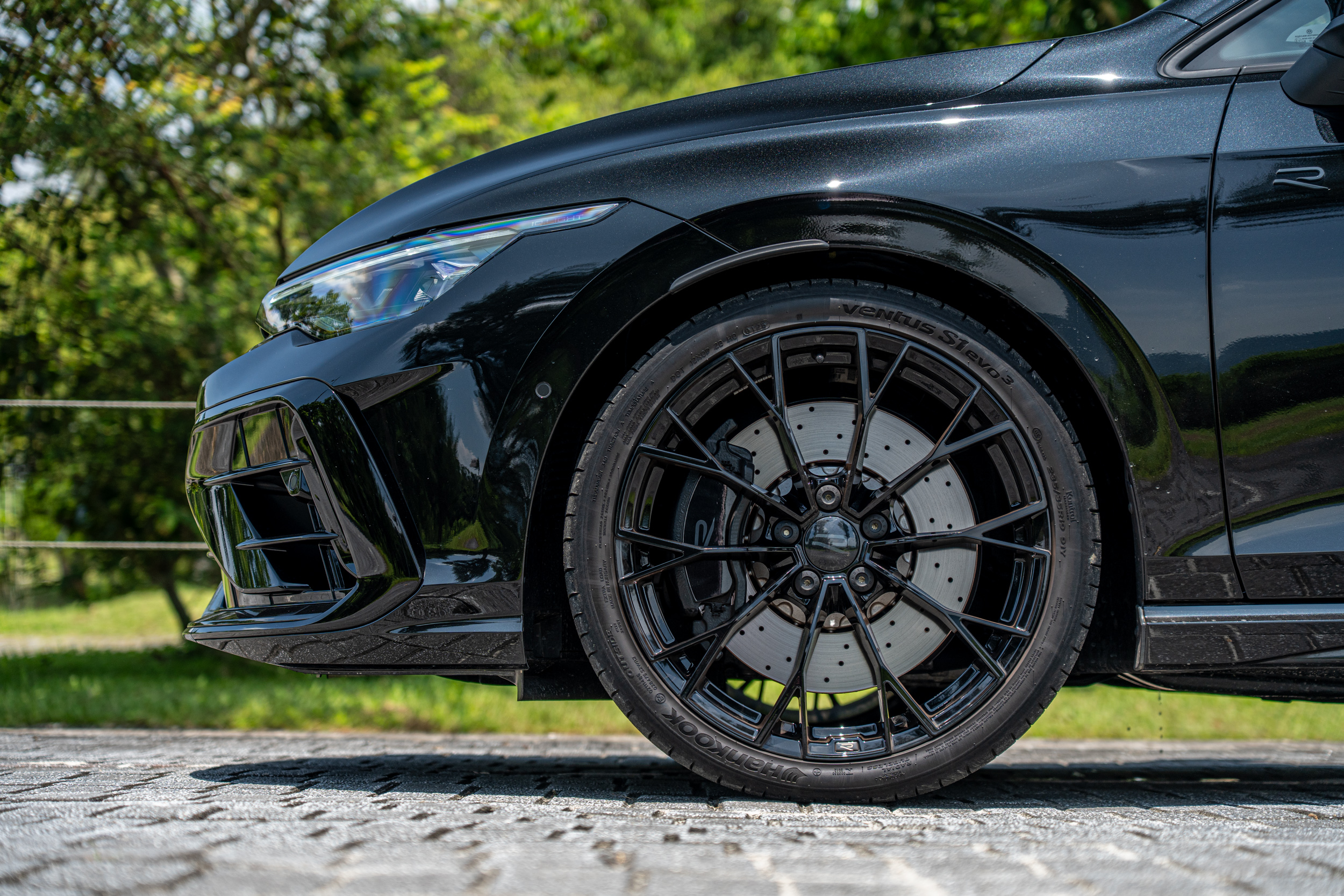 輪圈採 19 吋輕量化式樣。