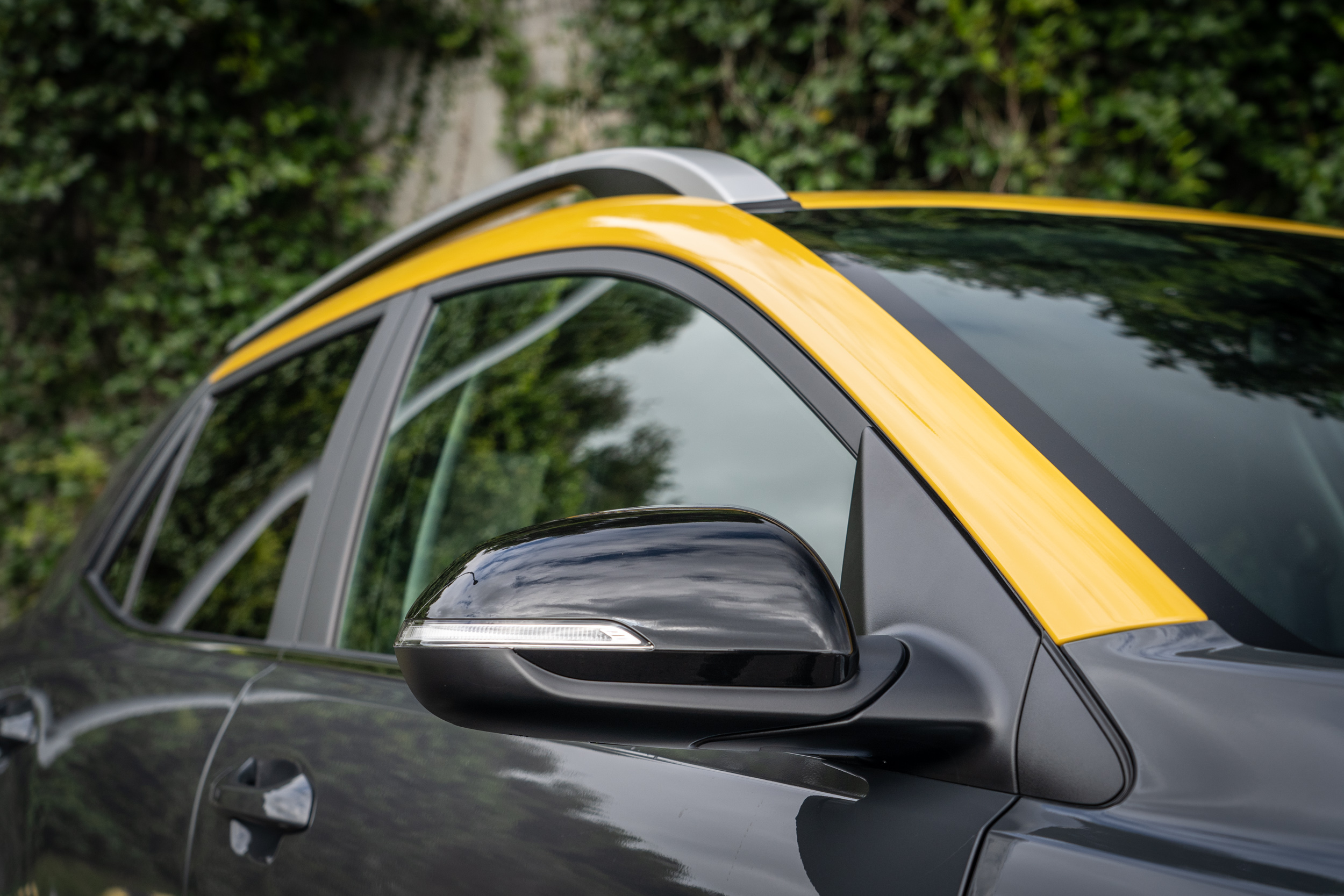 試駕車款為穹蒼灰配雲雀黃,從 A 柱到車頂部分都採用雲雀黃處理。