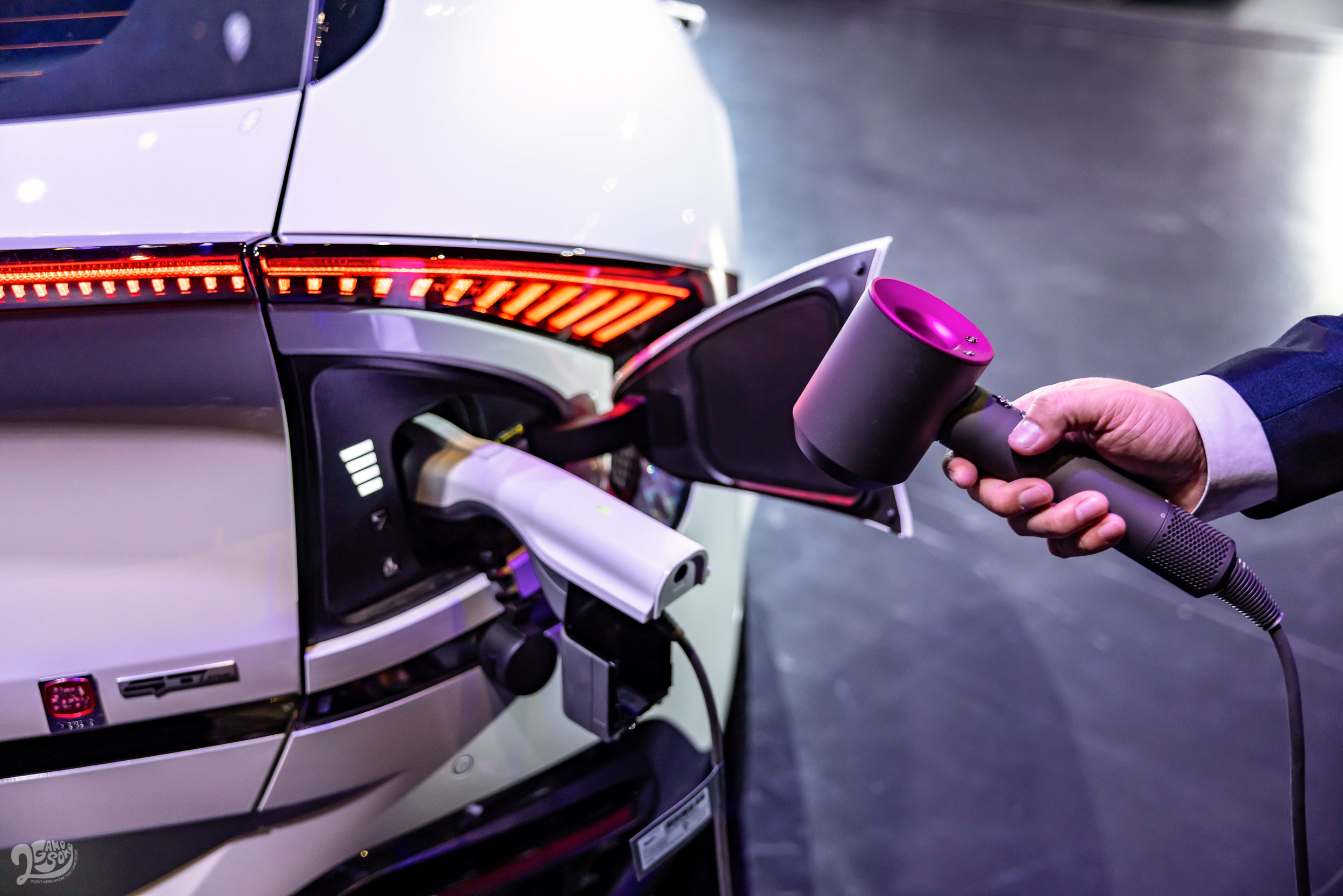 EV6 支援 V2L 車外電器電源分享,外部單向放電功能提供 1.8 千瓦的電能,讓 EV6 化身為隨身可用的行動電源。