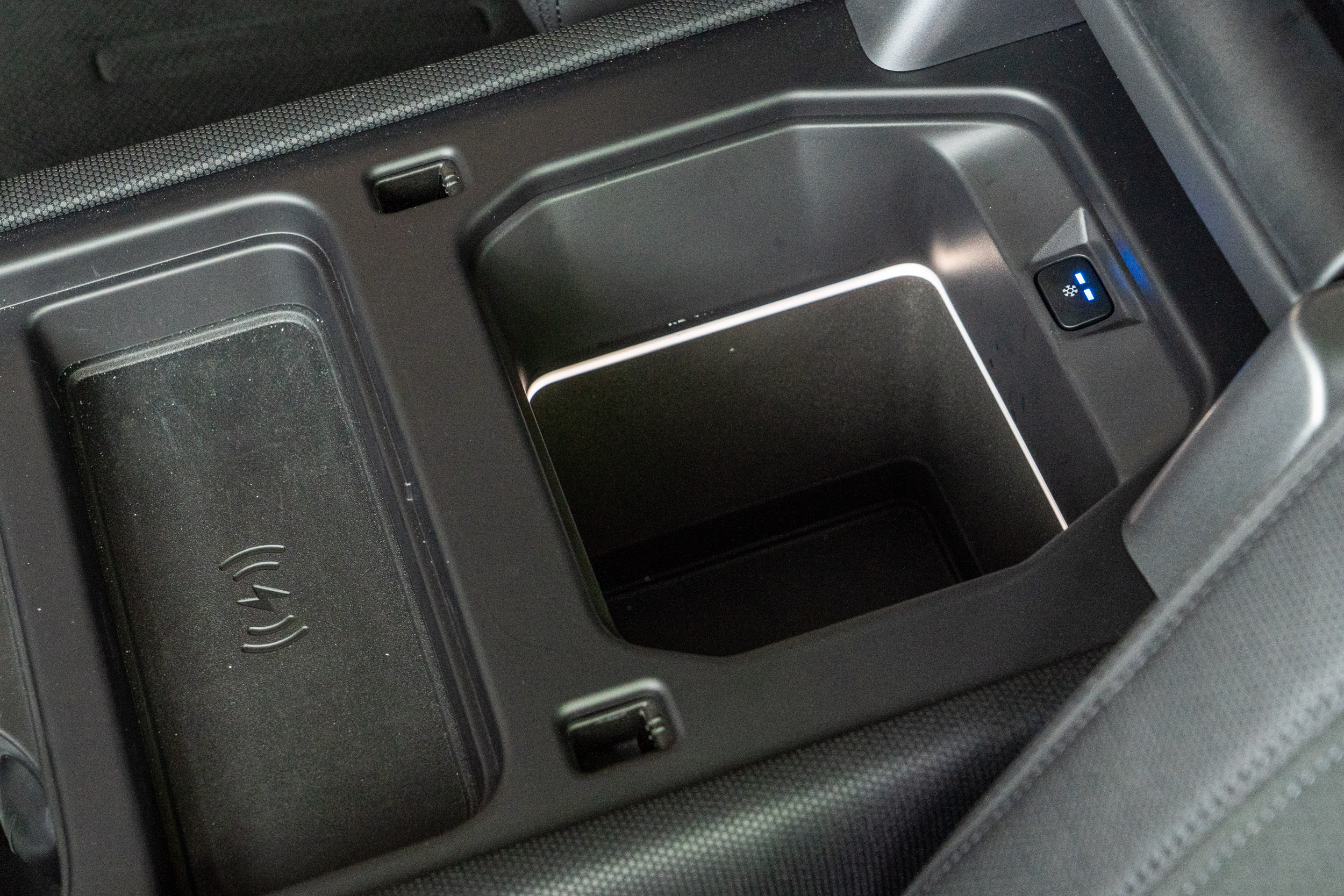 無線充電板也為標配。