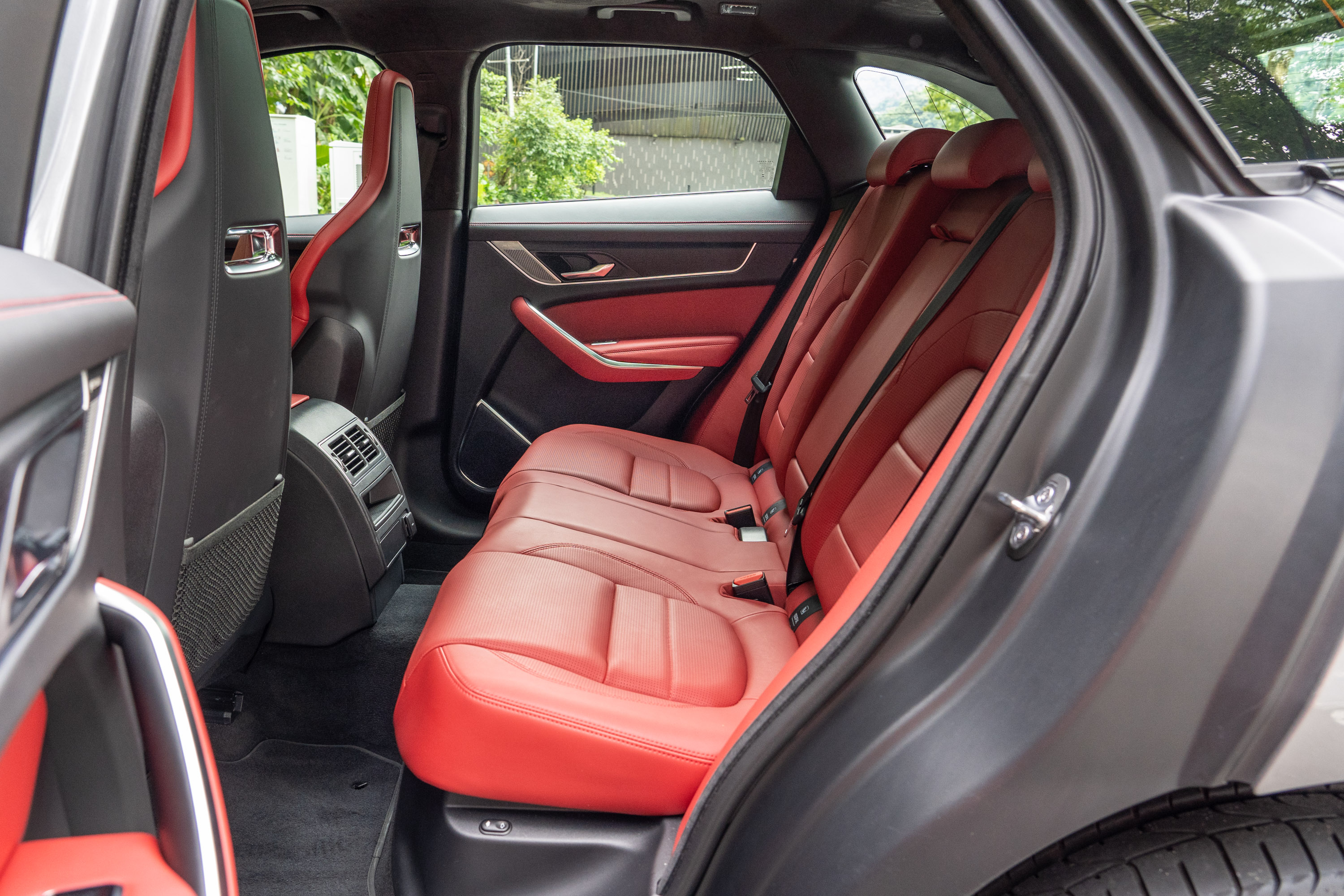 後座空間表現平平,對比外部車身尺碼仍有進步空間。