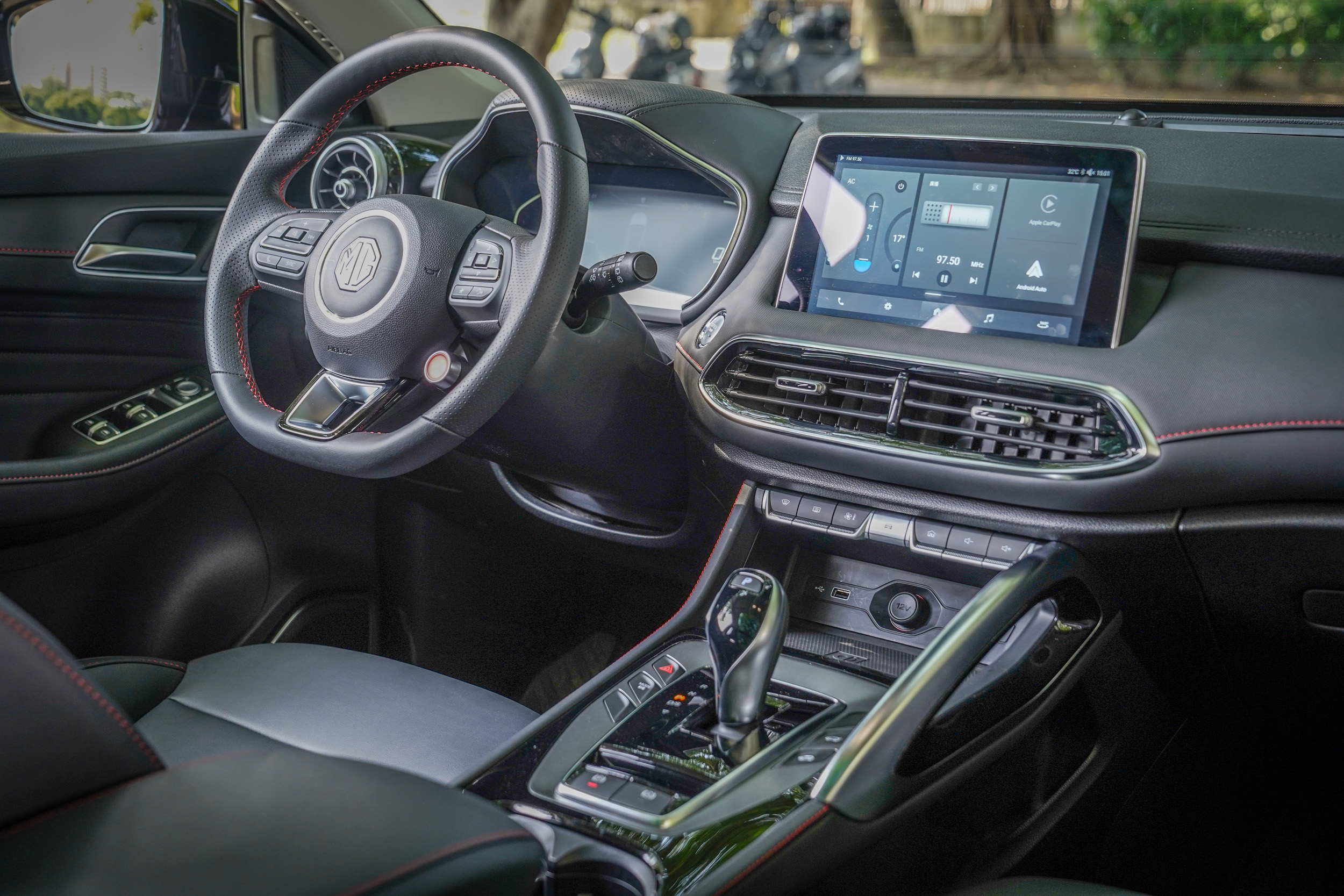 稍微可惜的是,全車皮革皆為合成皮,沒有採用真皮。