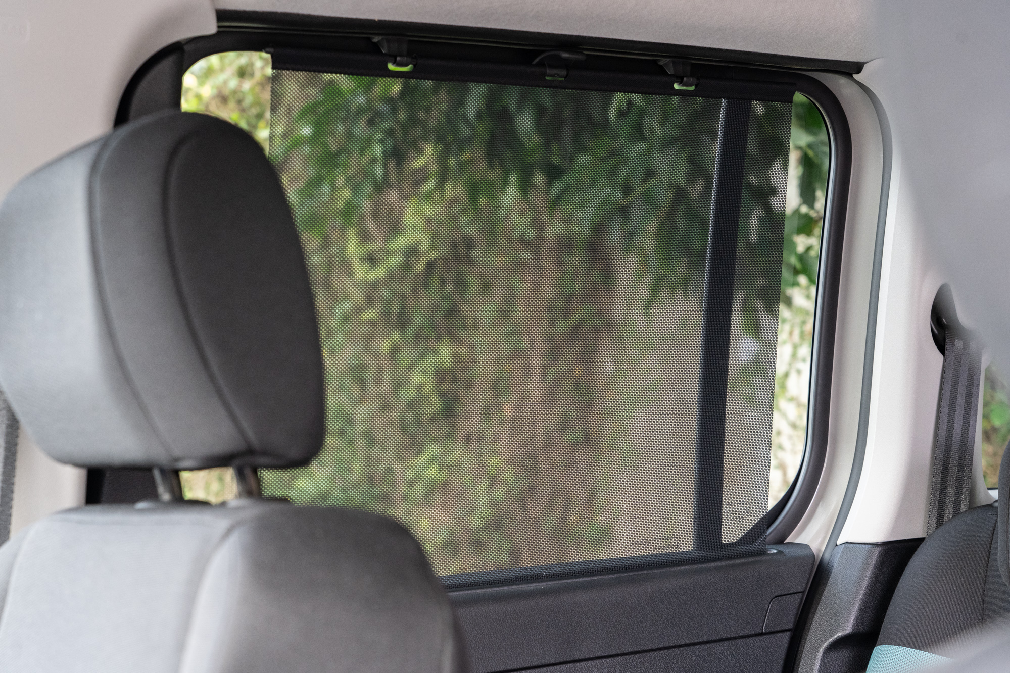 第二排車窗具備手動遮陽簾。