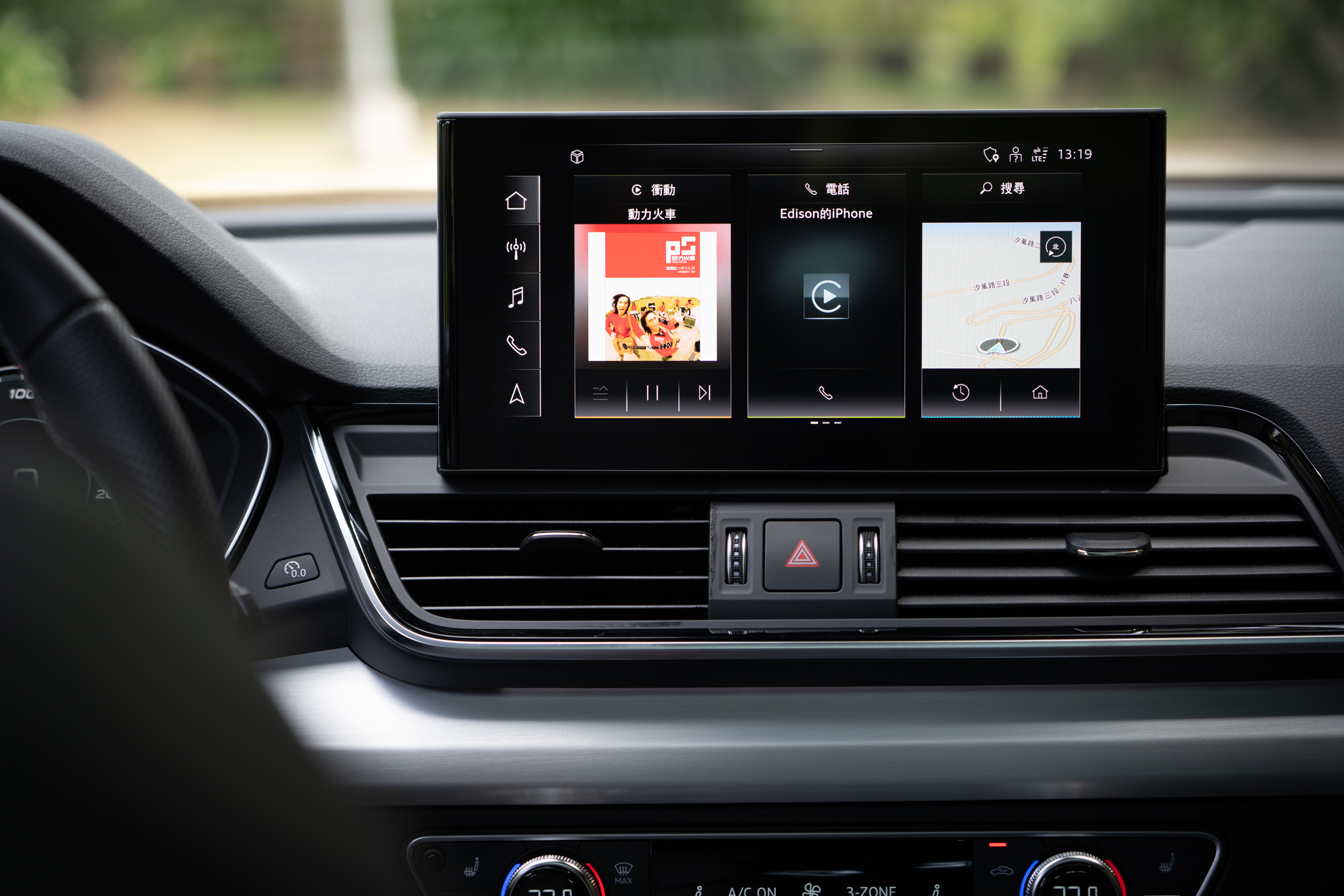 MMI navigation plus 多媒體導航系統整合 10.1 吋中控主螢幕。