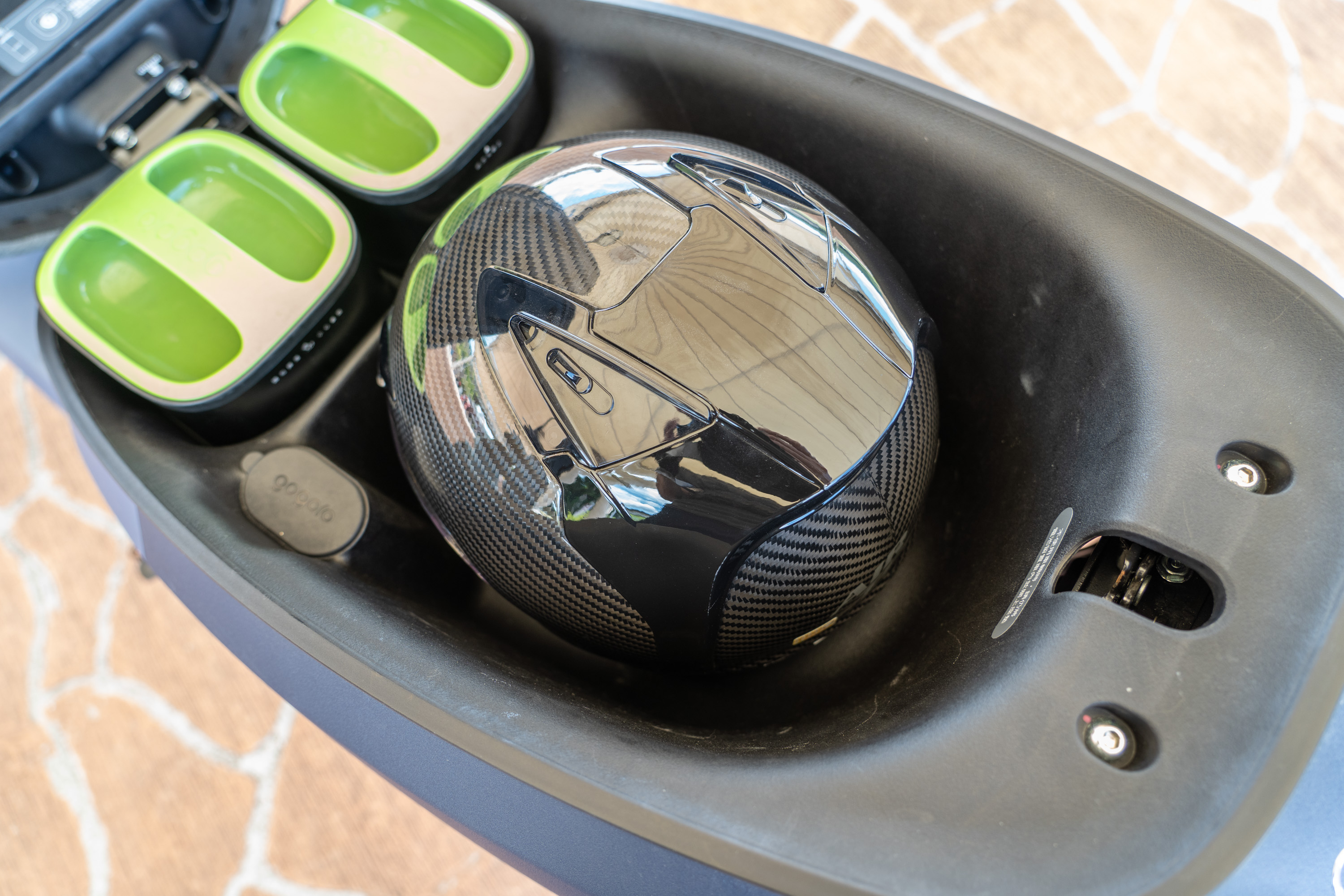 VIVA MIX 坐墊下置物空間為 23.9L,放下一頂 3/4 安全帽之後就沒有太多剩餘空間。