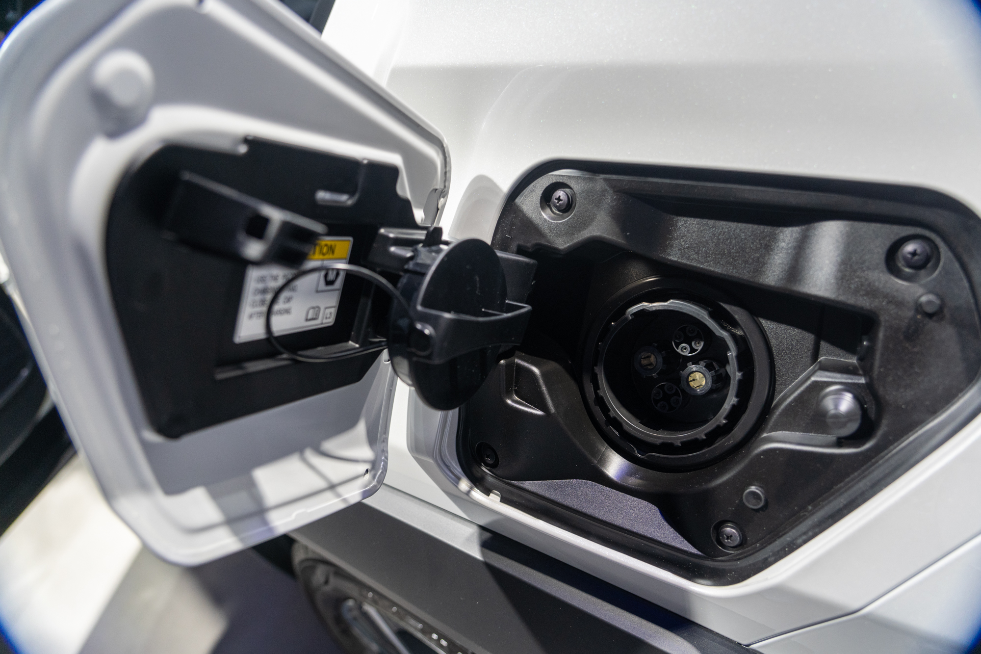 車身左側為 DC 直流電充電孔,採用 CHAdeMO 規格。