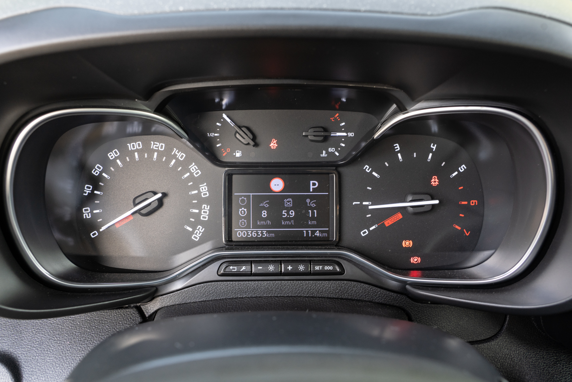 駕駛資訊儀錶板顯示幕雖然不是時興的全數位螢幕，但資訊判讀仍屬清晰。