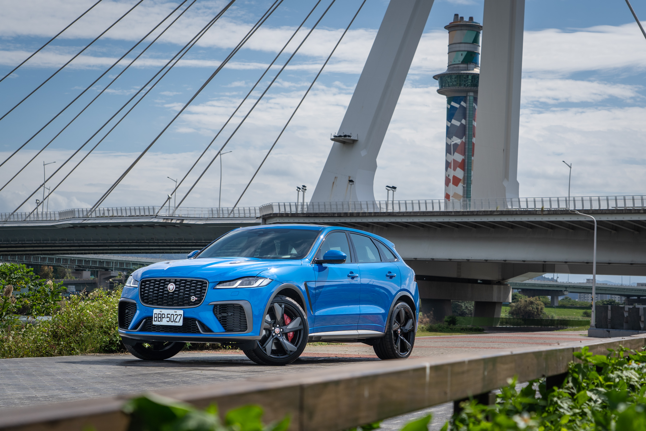 試駕車款為 22 年式小改款 Jaguar F-Pace SVR,建議售價新台幣 473 萬元起。