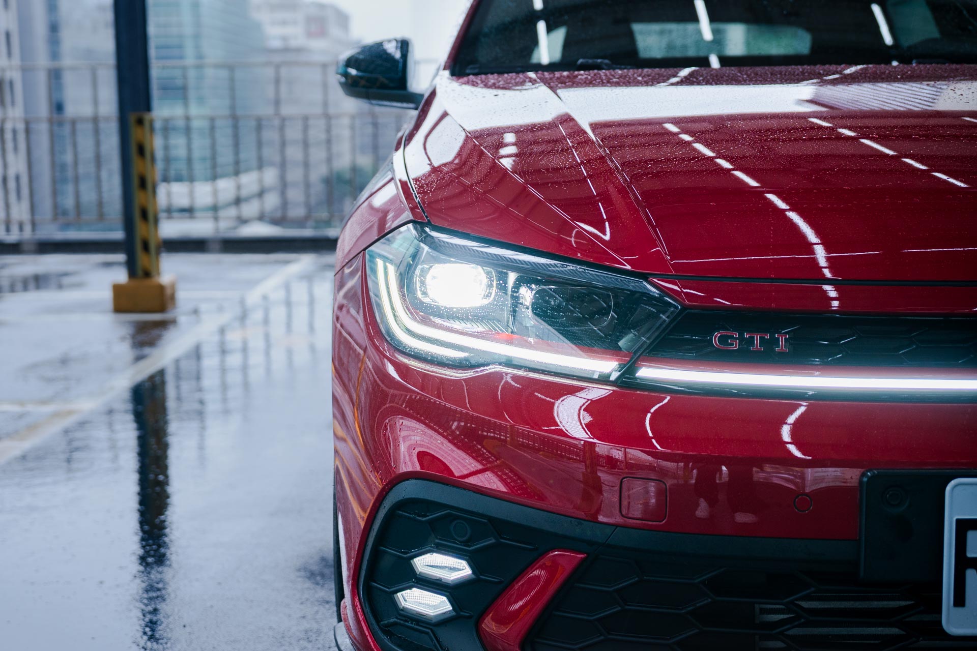 配置IQ.LIGHT LED Matrix矩陣式頭燈，搭配下眼線GTI飾條更顯得眼神銳利。