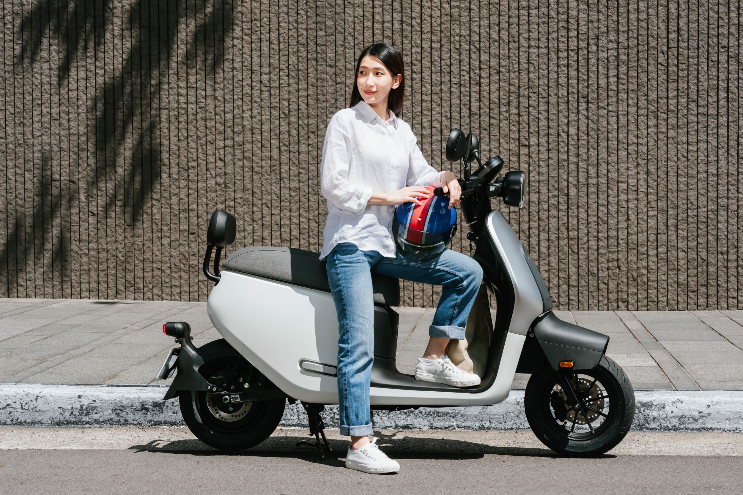 Gogoro EZZY 500 白銀車色具有理性且充滿質感的特色，完美搭配每天不同的 OOTD。