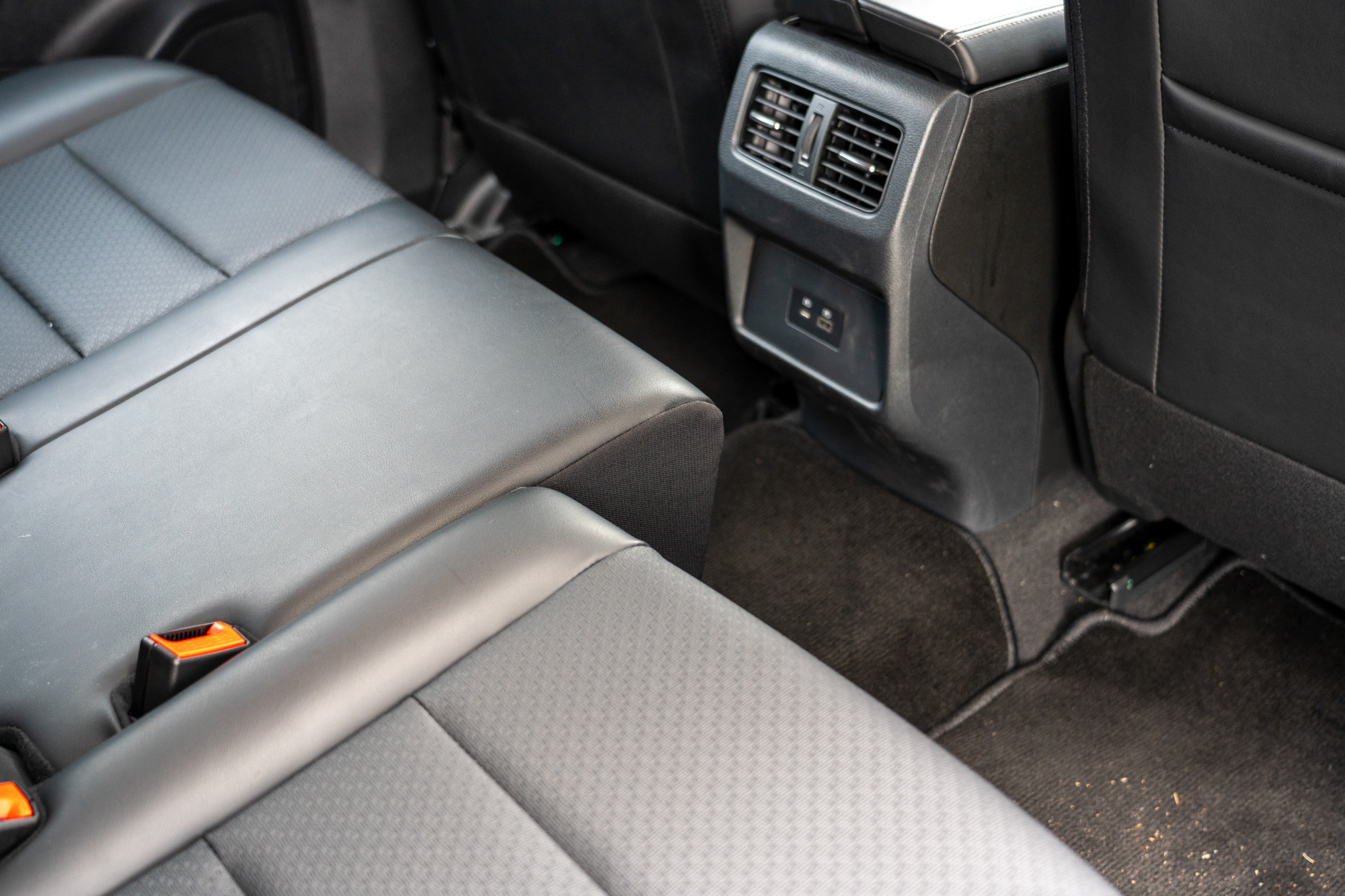 X-TRAIL輕油電旗艦版後座不僅椅背可調角度更大,還配備有椅面前後滑移功能。