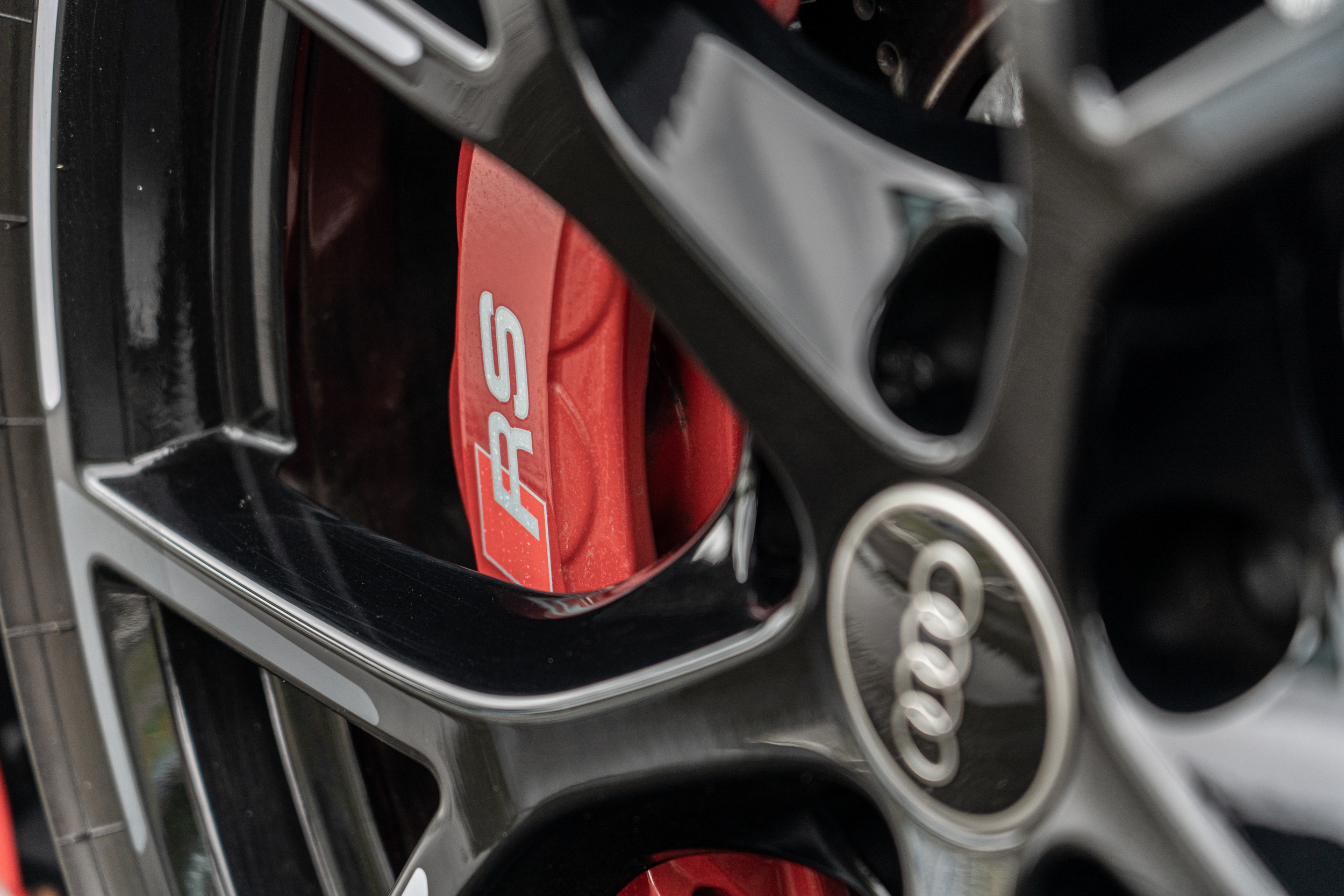 輪胎採前寬後窄配置。(前 265 / 30 R19、後 245 / 35 R19)