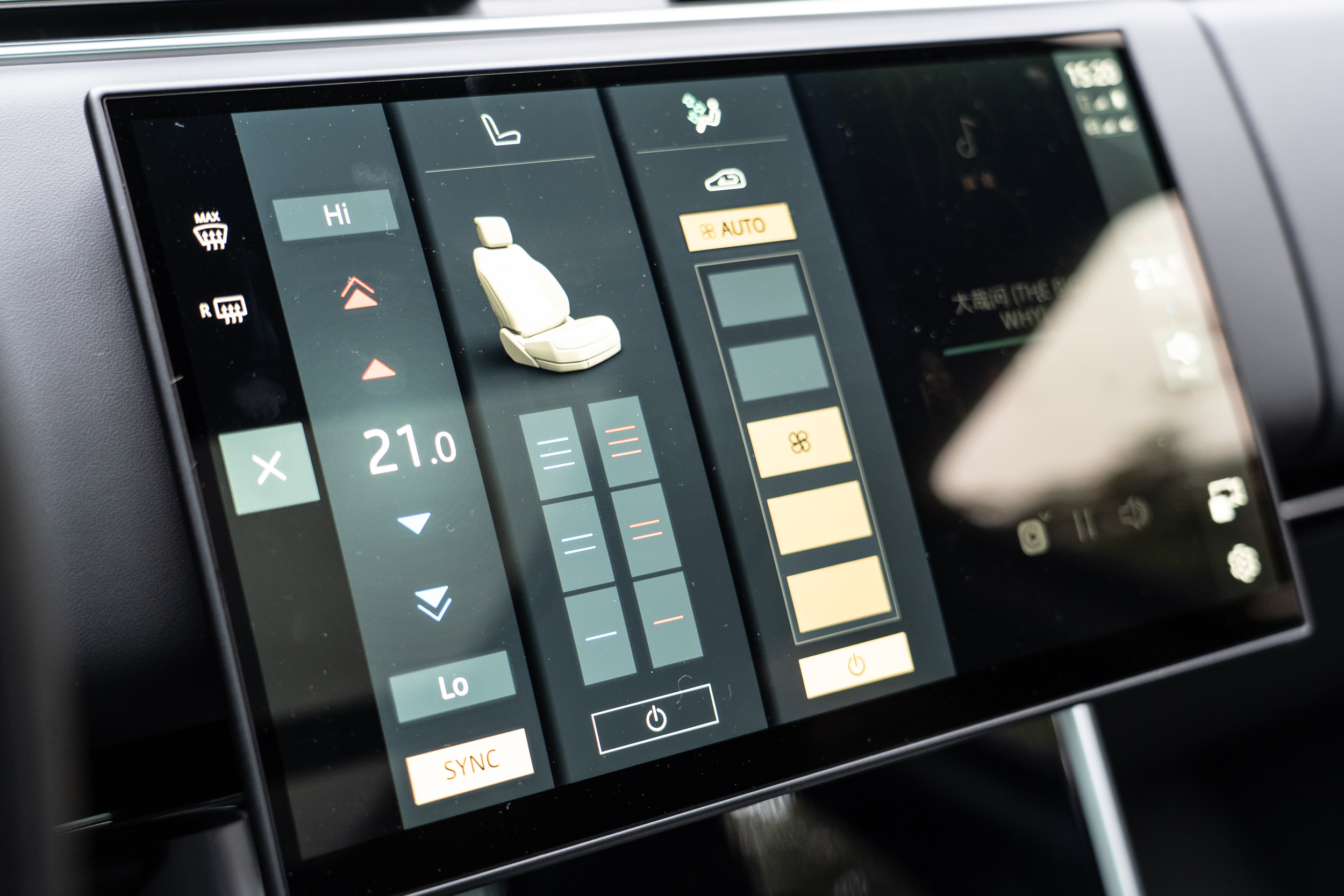 雙前座20向電動調整，並具備加熱、通風與記憶功能。