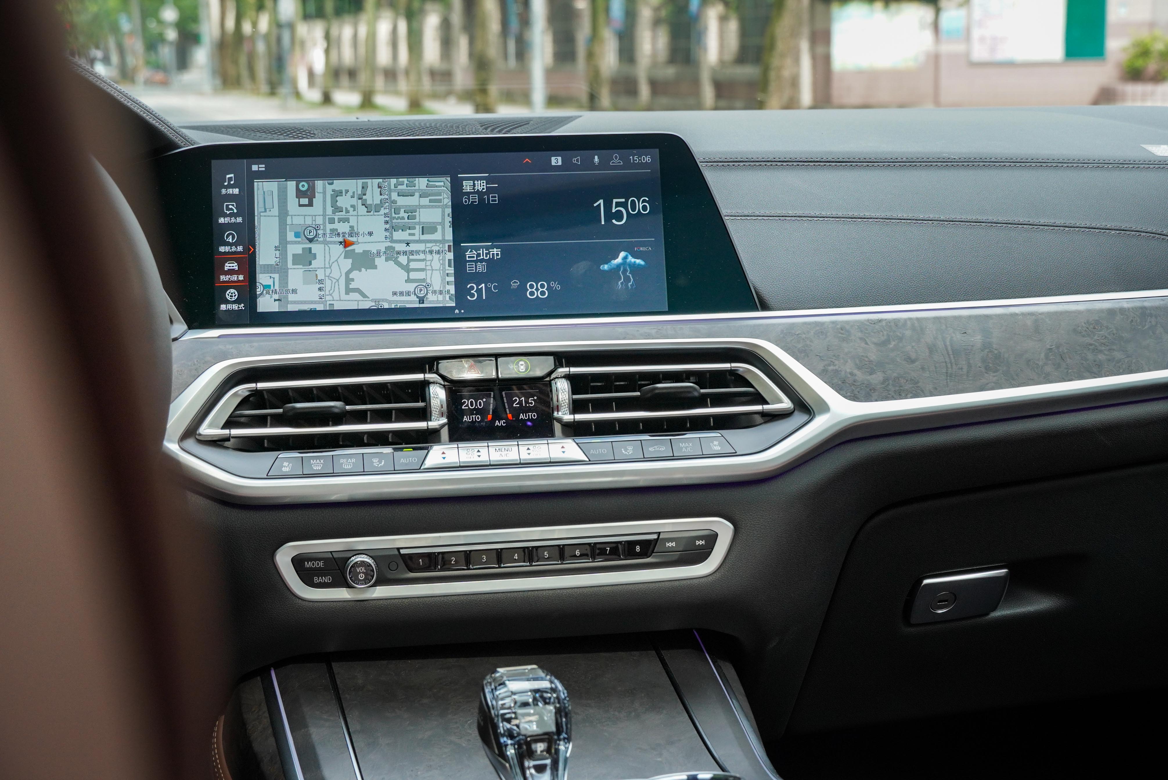 12.3 吋中央觸控螢幕支援無線 Apple CarPlay，並內建 BMW 智能衛星導航系統。