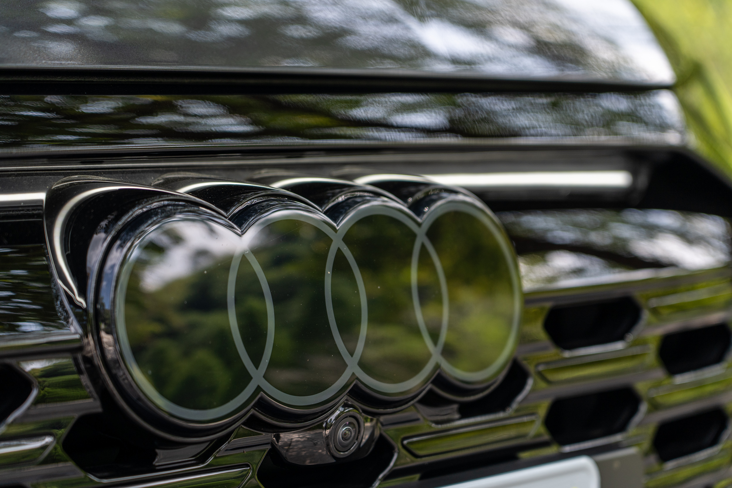 本車為國內第一款採用 Audi 全新 Logo 2D CI 主視覺的車款。