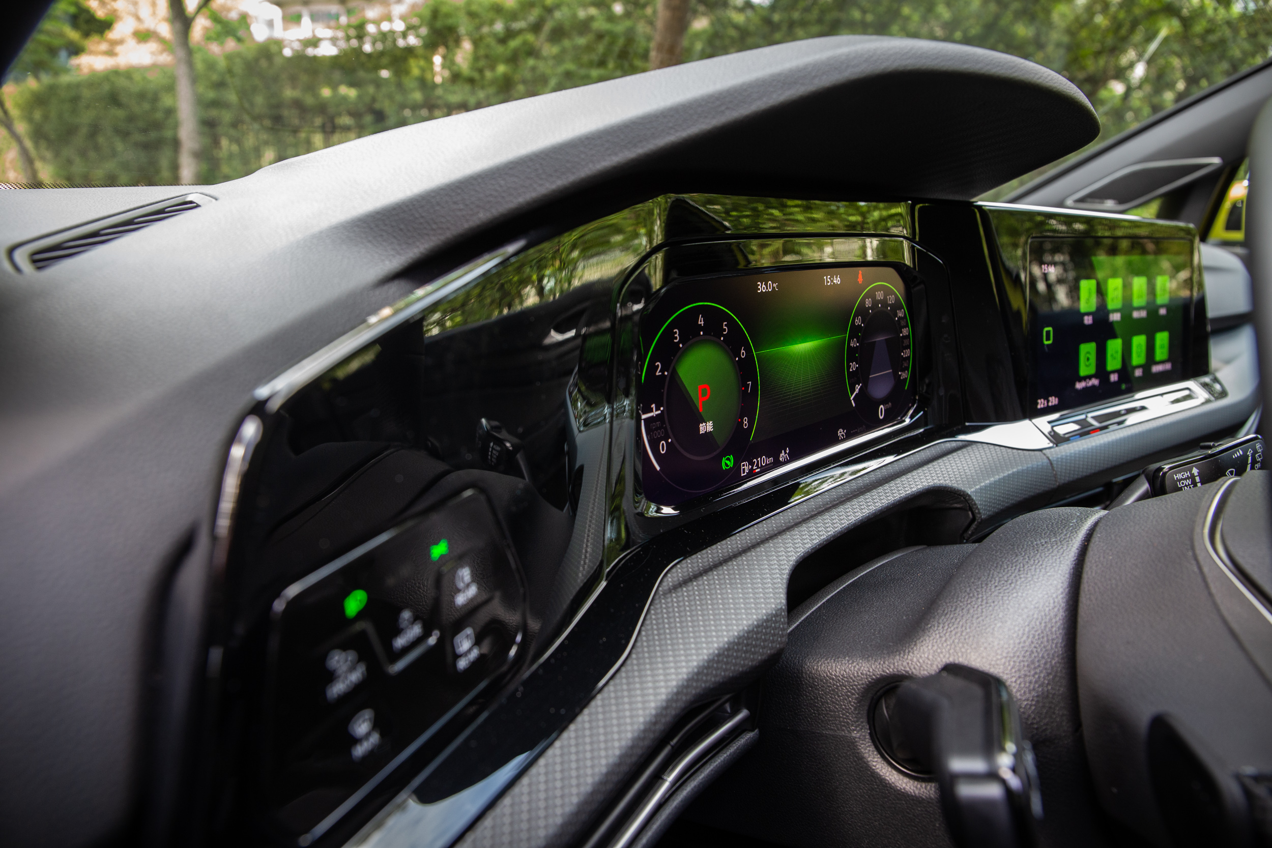 海灣式的儀表與中控台顯示螢幕總成,展現八代 Golf 的革新。