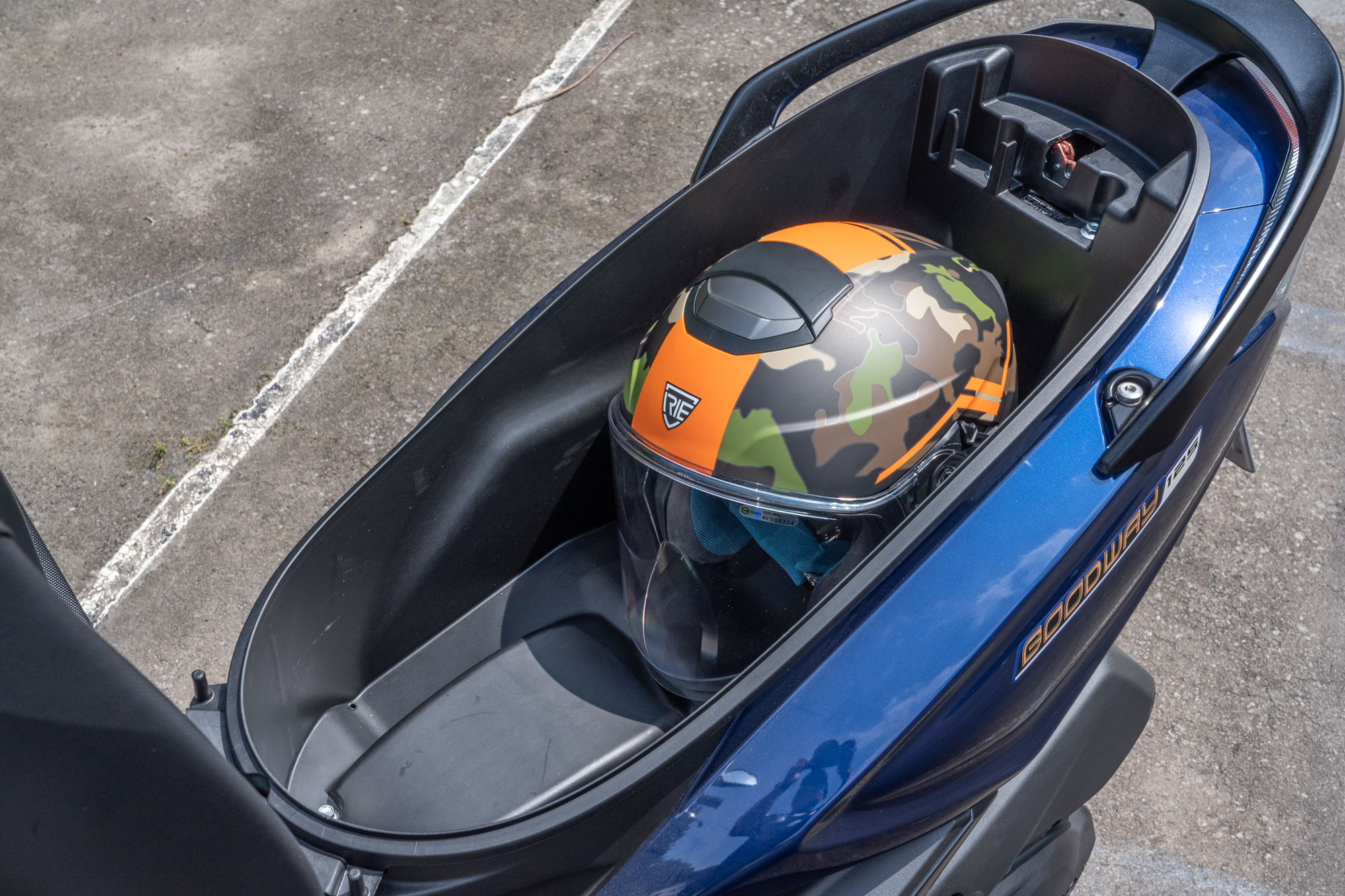 33L 的置物箱容積可輕鬆放入一頂大帽體的 3/4 安全帽。