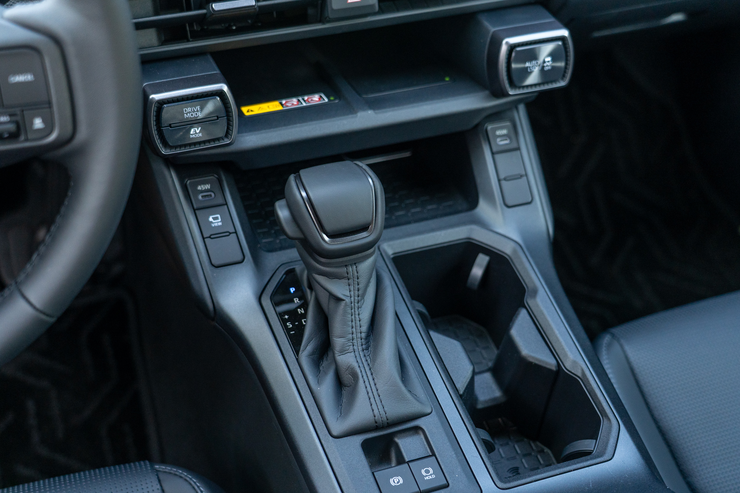 中控台設計多層的置物空間，使用起來相當就手便利。