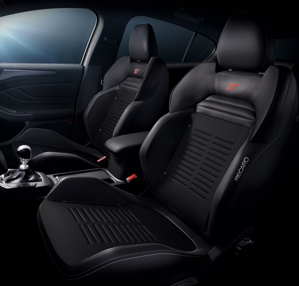 Ford Focus ST Wagon 標配 ST 專屬賽道級 RECARO 運動跑車座椅。