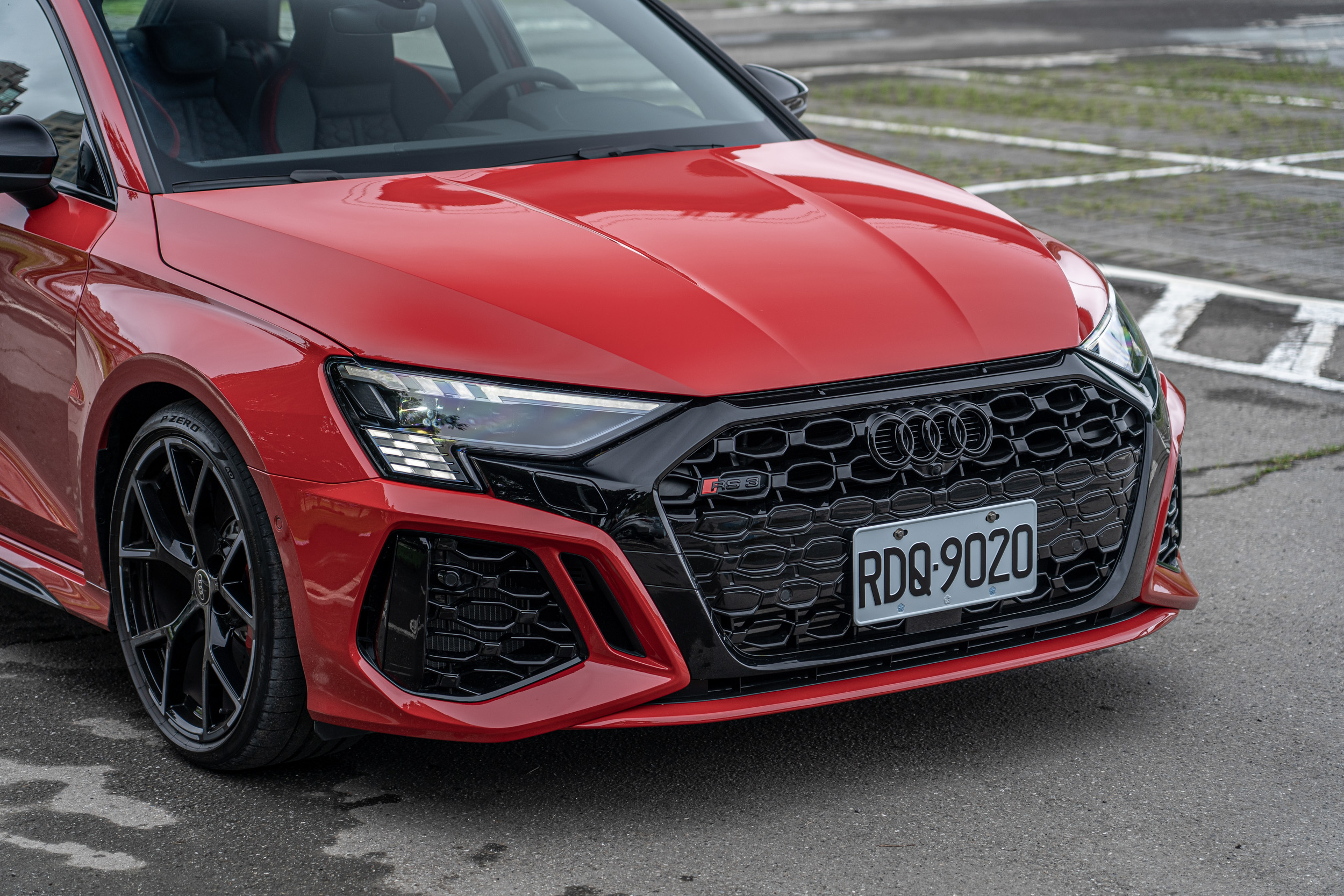 本車另選配有黑色外觀套件,總價 28,000 元;奇特的是,後視鏡蓋居然要額外選配,價格為 7,000 元。