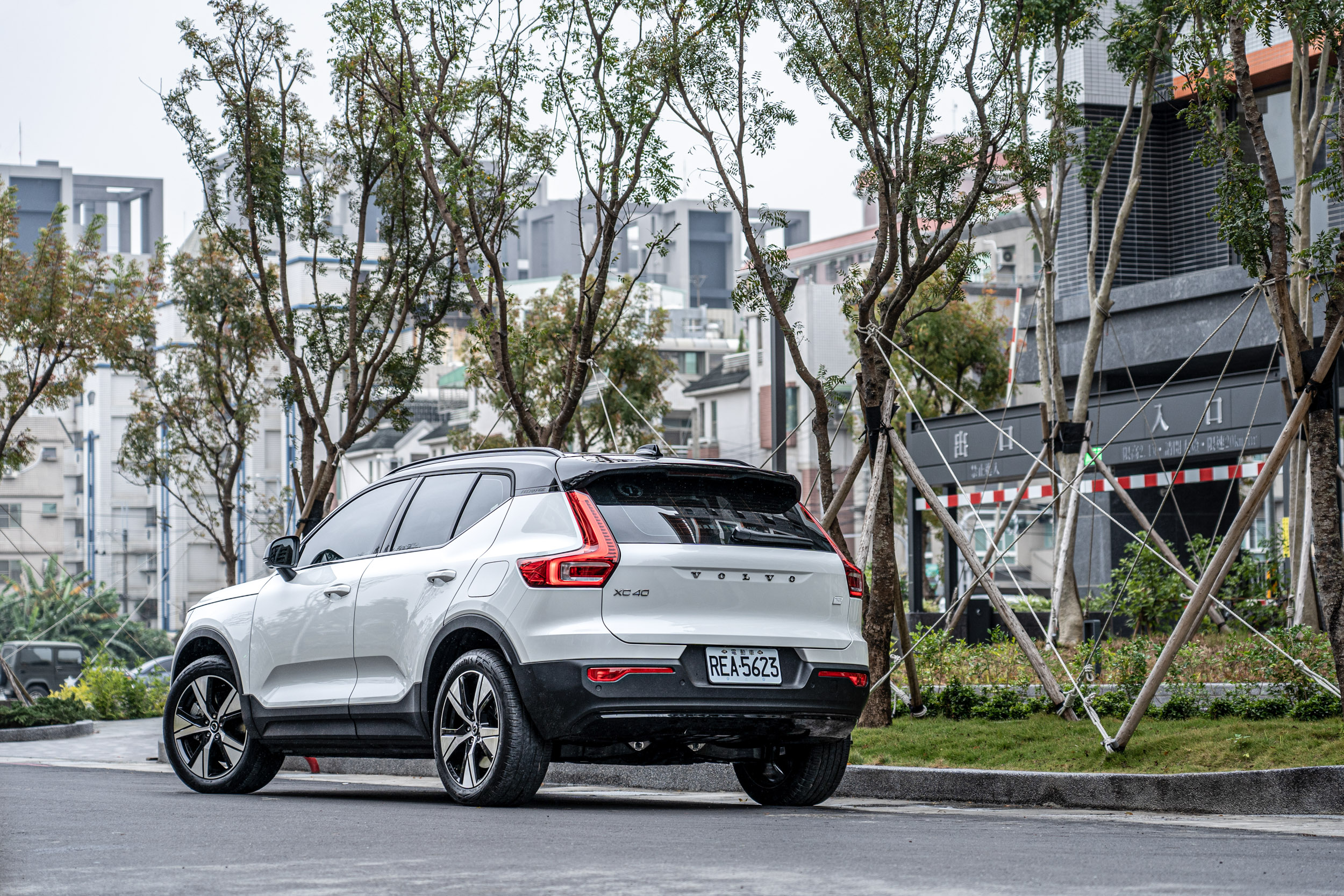 試駕車款為 Volvo XC40 Recharge,售價為新台幣 219 萬元起。