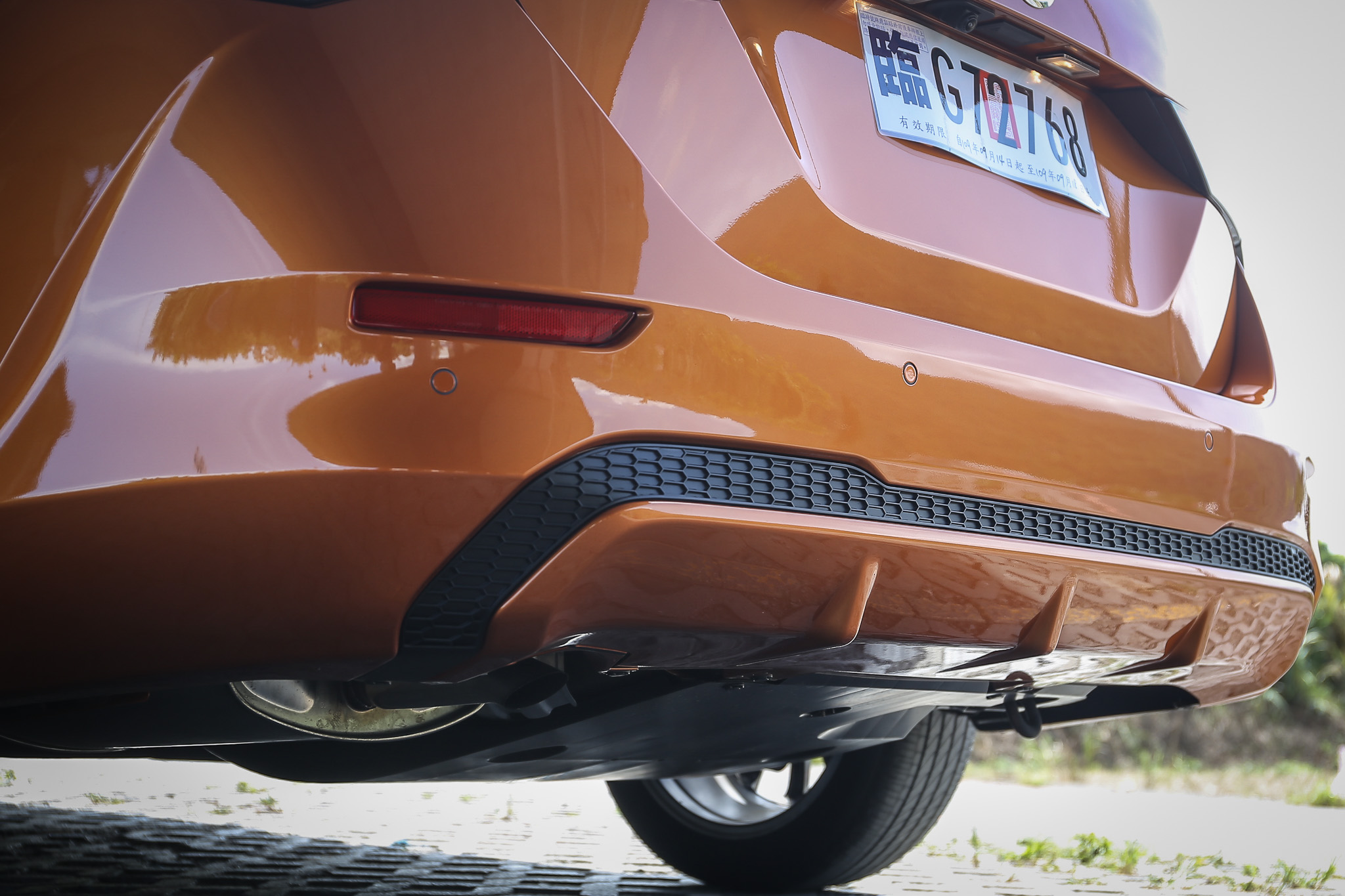 車身同色下擾流,排氣尾管為隱藏式。