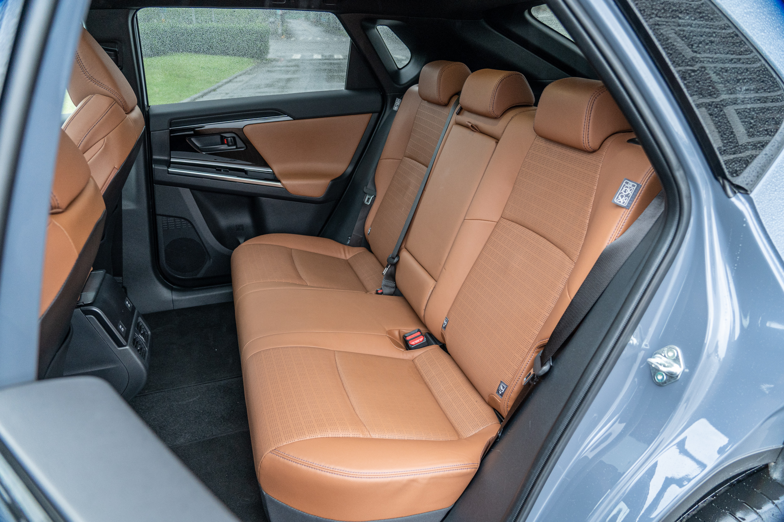 先天性電動車的平台緣故,後座乘員的大腿仍無法獲得有效支撐。