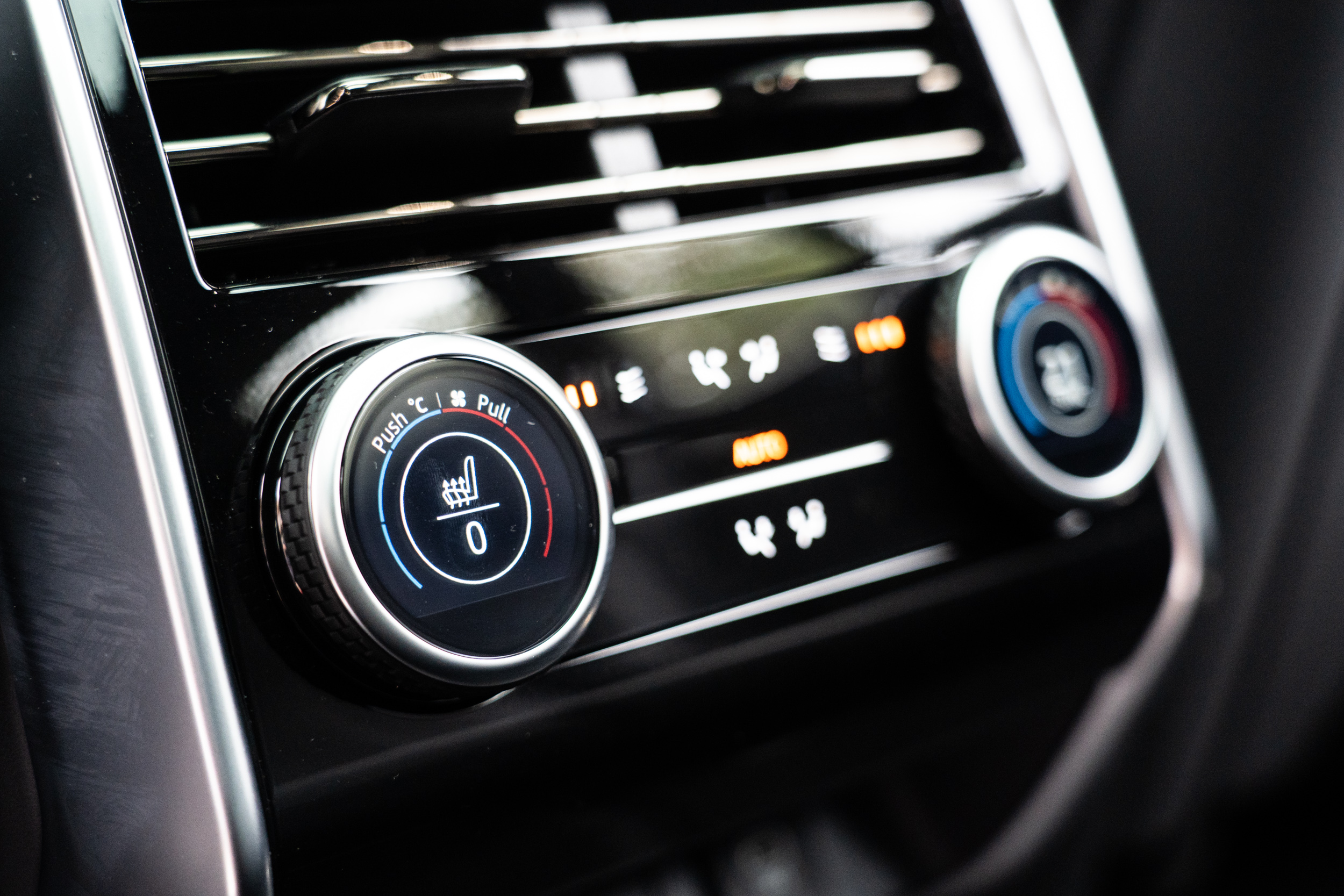 後座則同樣擁有加熱、通風與電動角度調整。