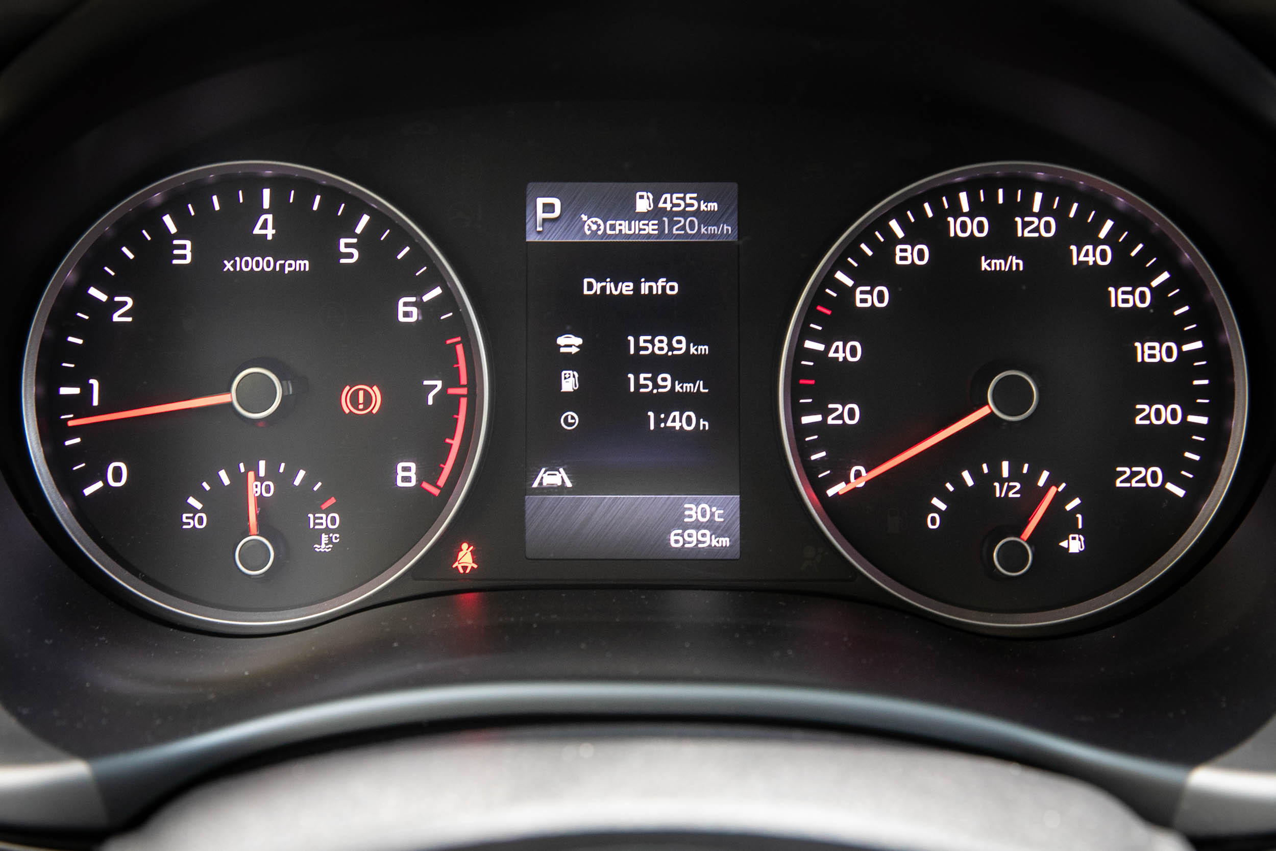 Stonic 車型皆無中文化介面,儀表板中的 4.2 吋彩色旅程電腦當然也不例外。