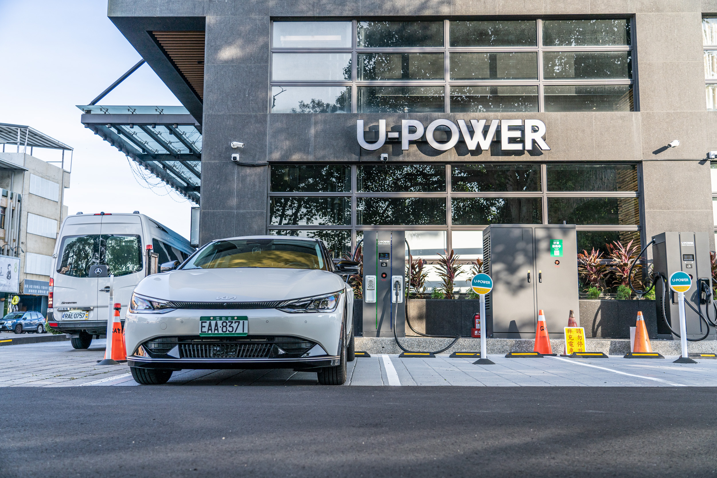 由東部往下的過程中,我們僅停靠 U-POWER 位於台東地區的高速充電站進行充能。