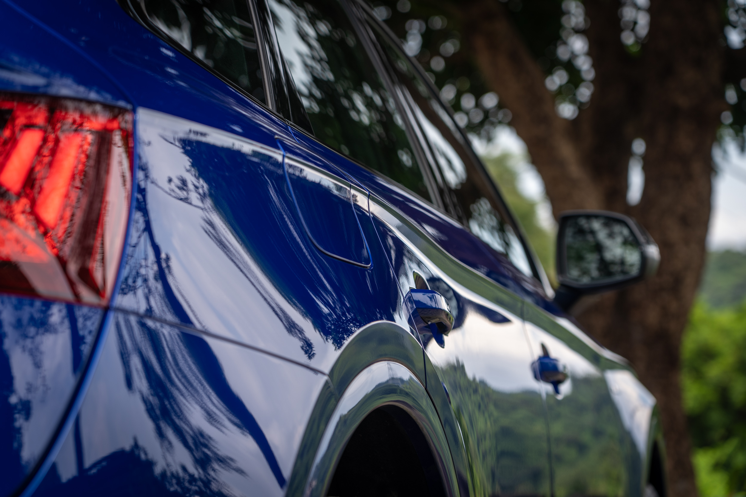 起伏的肩線,展現車側的美感層次。