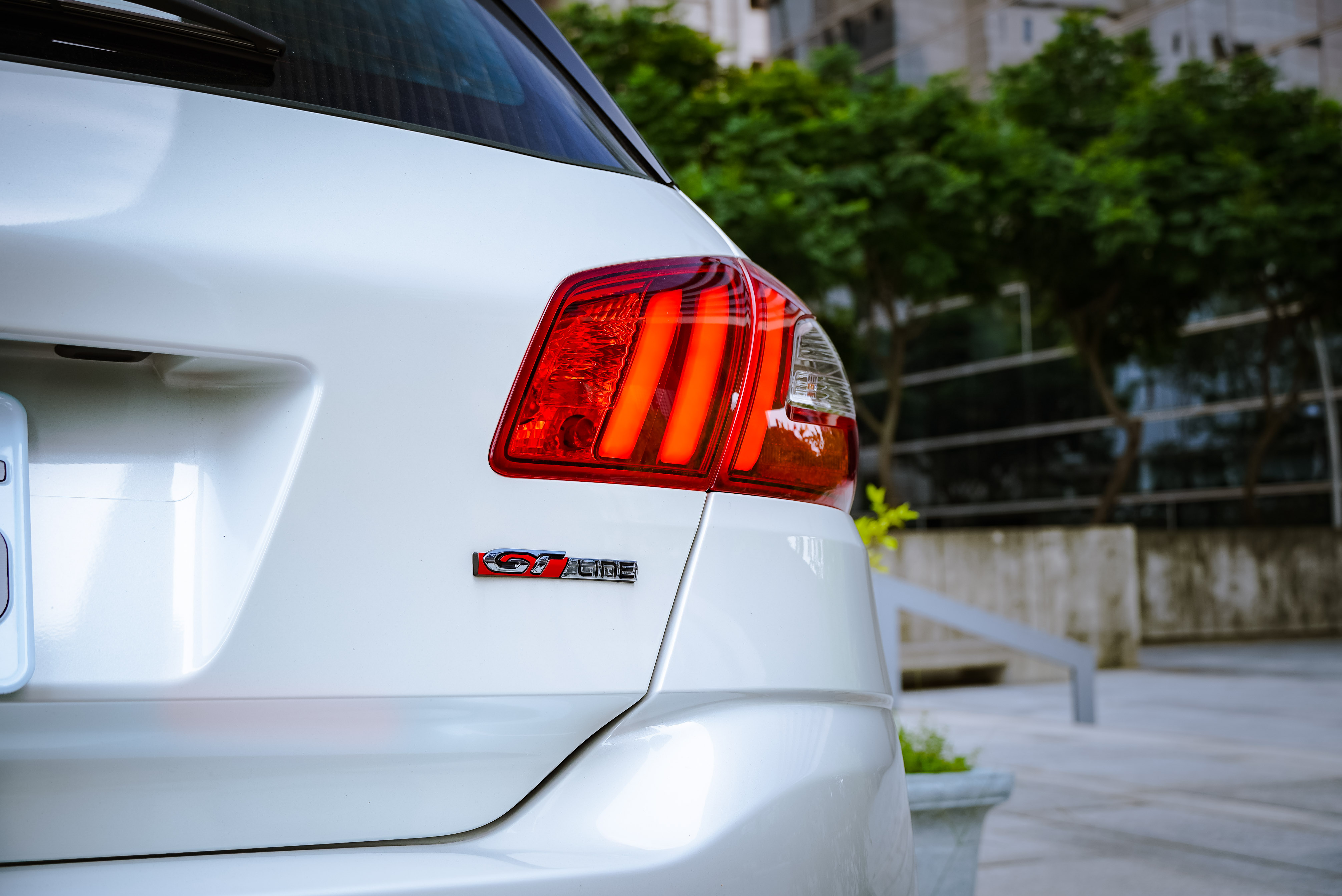 LED 尾燈有獅爪造型。