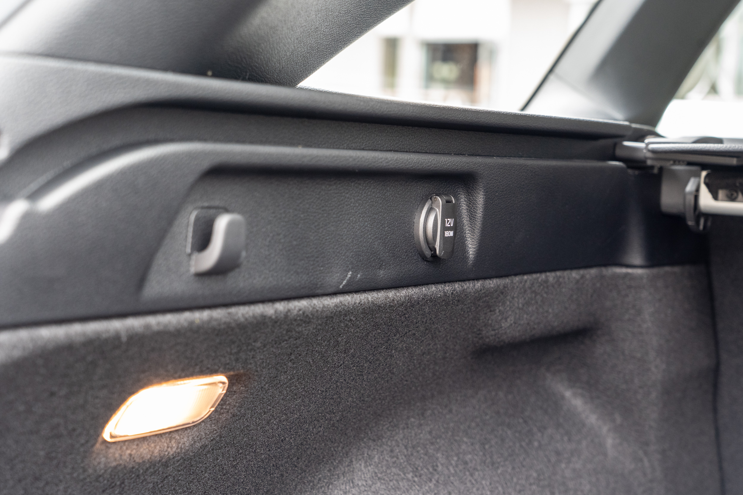 後廂兩側具備照明、掛勾、外接電源插座。