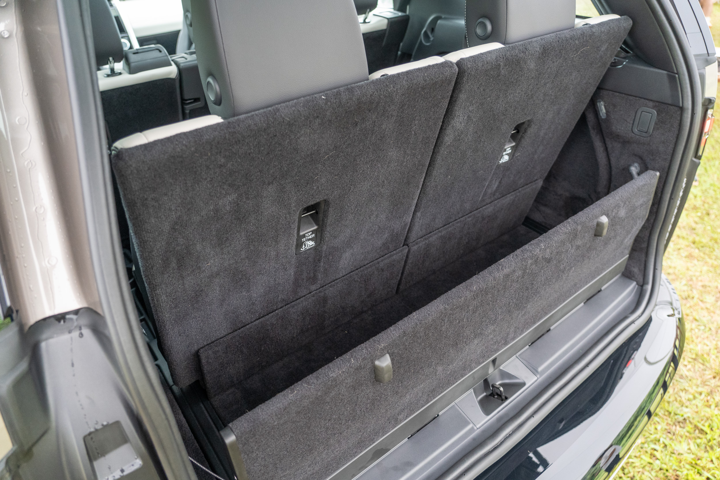 招牌的對開式設計也為電動控制。