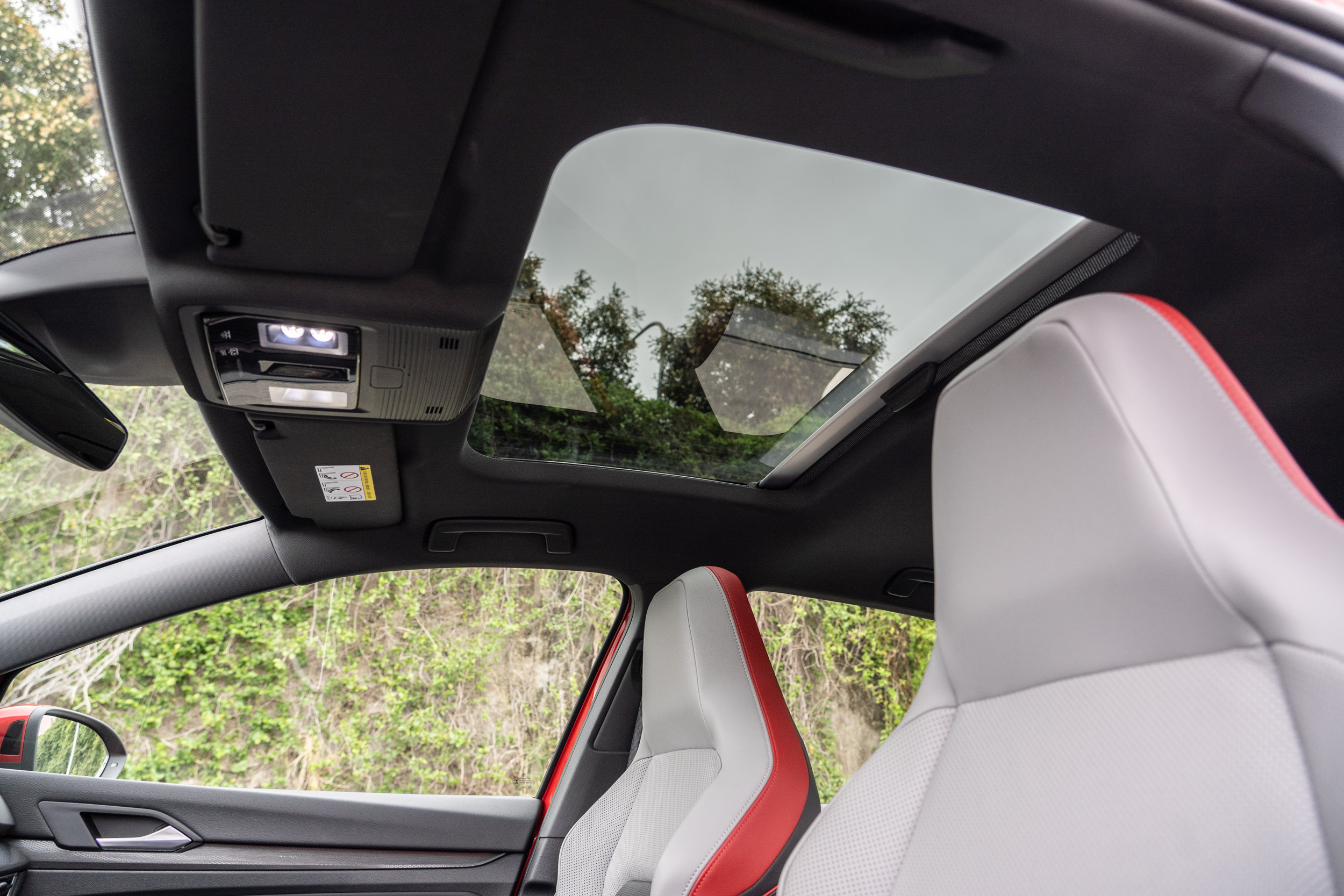 大尺寸電動玻璃天窗。