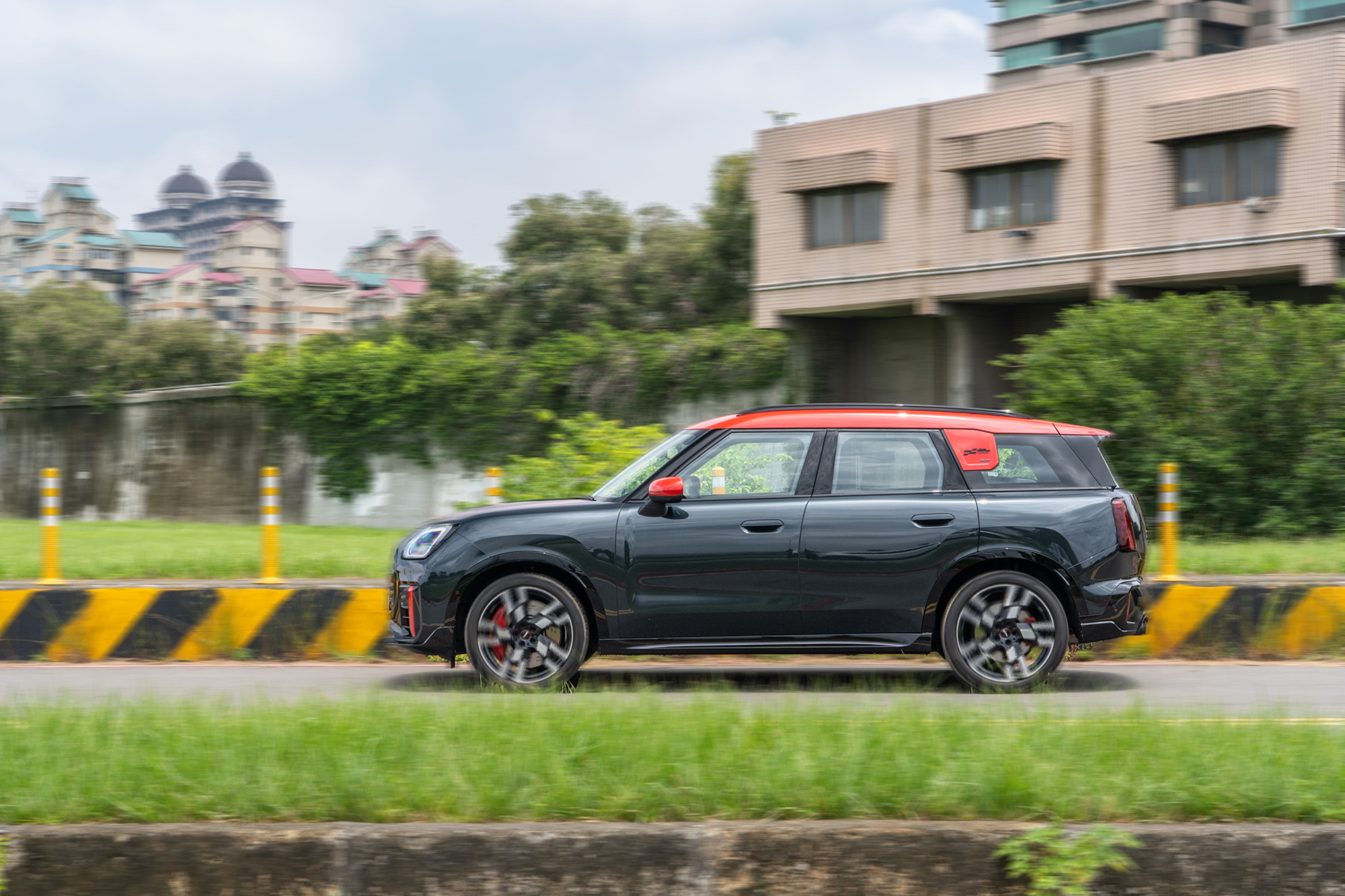 透過動力與底盤的配置，JCW Countryman All4還是可以發揮像是軌道車般的循跡能力，展現與一般休旅車明顯不同的運動特色。