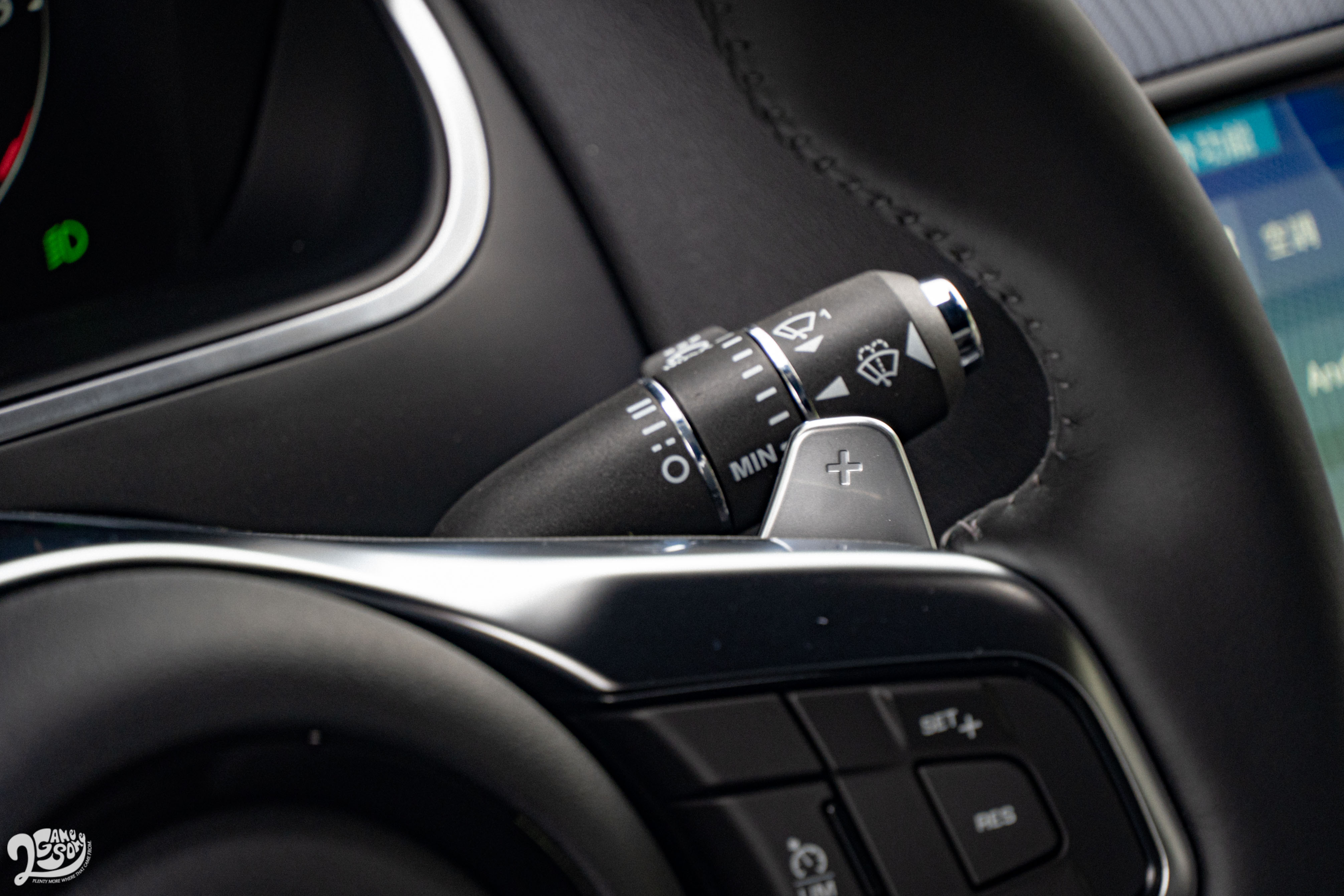 換檔撥片為標準配備。